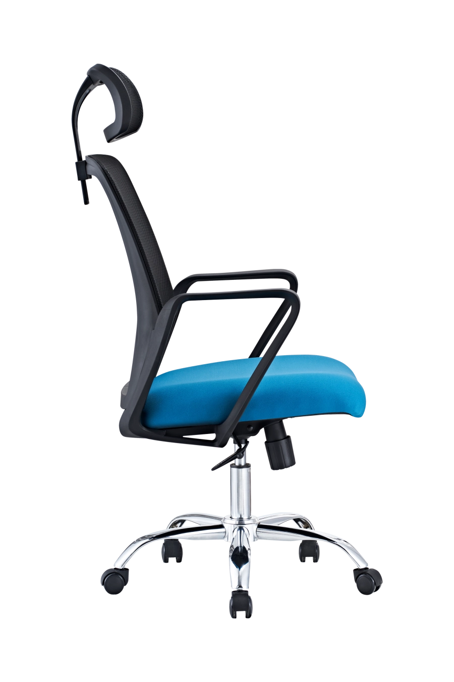 Modena: Transformă orele la birou în momente de relaxare datorită șezutului tapițat cu textil moale, susținut de un spătar din plasă acrilică ce lasă aerul să circule liber. Suportul lombar fix menține curbura naturală a coloanei, reducând oboseala de la sfârșitul zilei. Tetiera reglabilă pe înălțime îți sprijină gâtul indiferent de statura ta, iar cotierele fixe păstrează brațele într-o poziție firească. Baza rotativă și roțile din nailon alunecă silențios pe orice suprafață, fără urme. Schema cromatică negru-albastru adaugă o notă modernă, potrivită atât pentru home-office, cât și pentru spații corporative.