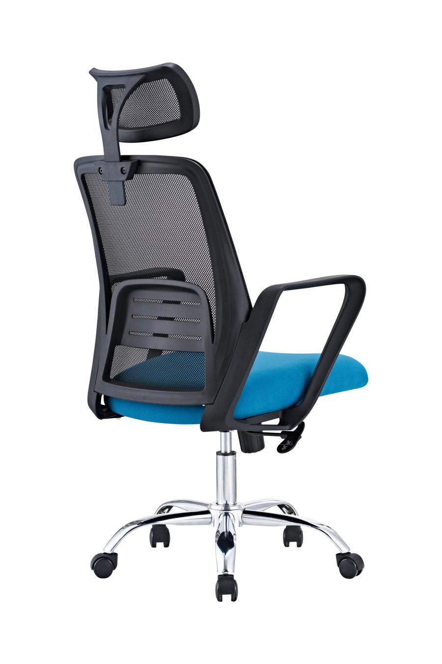 Modena: Transformă orele la birou în momente de relaxare datorită șezutului tapițat cu textil moale, susținut de un spătar din plasă acrilică ce lasă aerul să circule liber. Suportul lombar fix menține curbura naturală a coloanei, reducând oboseala de la sfârșitul zilei. Tetiera reglabilă pe înălțime îți sprijină gâtul indiferent de statura ta, iar cotierele fixe păstrează brațele într-o poziție firească. Baza rotativă și roțile din nailon alunecă silențios pe orice suprafață, fără urme. Schema cromatică negru-albastru adaugă o notă modernă, potrivită atât pentru home-office, cât și pentru spații corporative.