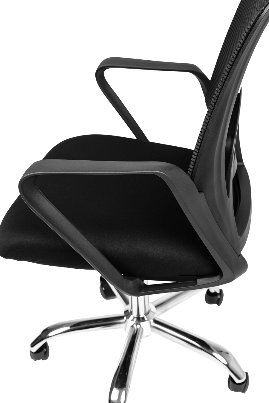 Modena: Alege eleganța pură: construcție ergonomică într-un finisaj complet negru care se integrează discret în orice decor. Șezutul tapițat este suficient de ferm pentru susținere corectă, dar plăcut la atingere, iar spătarul din plasă acrilică previne acumularea căldurii. Tetiera ajustabilă îți adaptează sprijinul cervical, în timp ce suportul lombar fix promovează postura sănătoasă. Cotierele fixe stabilesc un unghi natural pentru antebrațe, reducând tensiunea în umeri. Roțile din nailon garantează mobilitate lină și protecție pentru pardoseală. Rezultatul: productivitate fără compromisuri între confort și stil sobru.