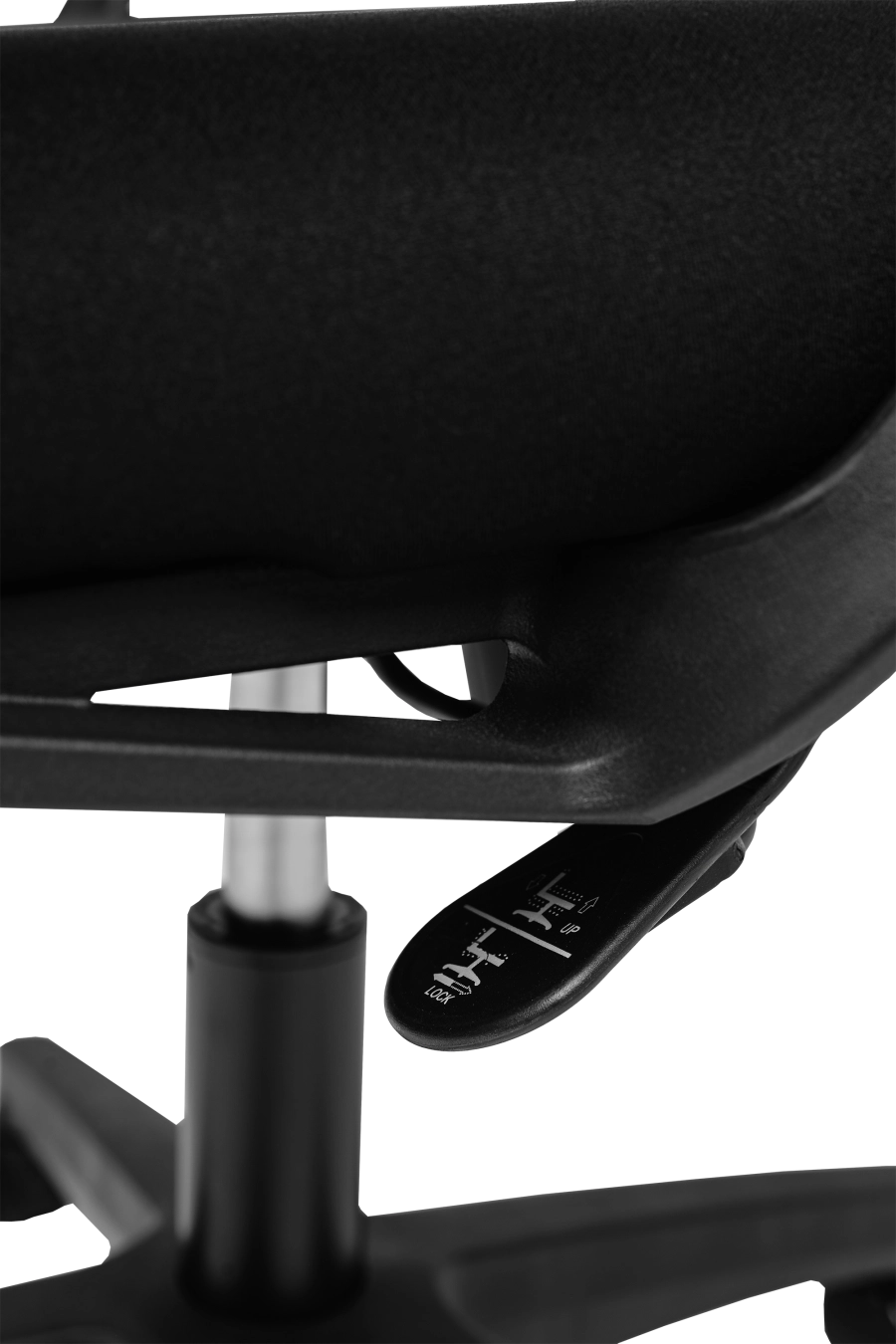 Venezia: Pentru cei ce apreciază simplitatea funcțională, CUSTÓ Venezia combină un șezut textil respirabil cu spătar din plasă acrilică, menținându-te răcoros în zilele solicitante. Suportul lombar fix stabilizează zona inferioară a spatelui, iar tetiera reglabilă pe înălțime relaxează ceafa în pauzele scurte. Cotierele fixe asigură sprijin constant, prevenind încordarea brațelor. Baza rotativă permite acces rapid la întregul spațiu de lucru, iar roțile din plastic oferă deplasare ușoară pe suprafețe dure. Designul compact îl face ideal pentru birouri de mărime redusă sau spații de studiu.