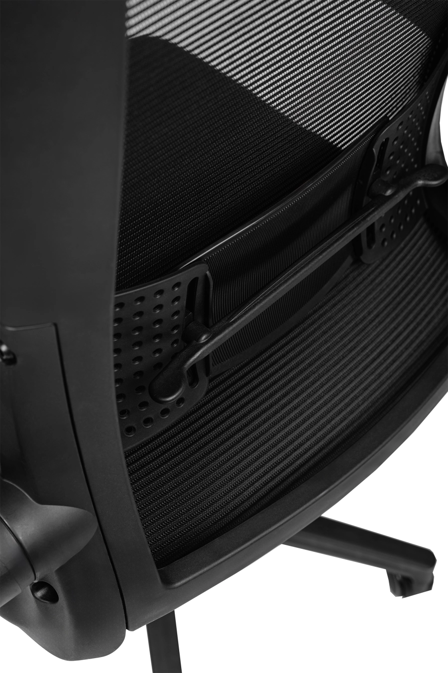 Santander: CUSTÓ Santander îți pune la dispoziție o tetieră reglabilă 3D și un suport lombar 2D, pentru potrivire pe înălțime și adâncime. Șezutul din spumă poliuritanică și spătarul din plasă acrilică lucrează împreună pentru confort și pentru a preveni supraîncălzirea. Cotierele „flip-up” se ridică la nevoie, eliberând spațiu atunci când te apropii de birou sau când dorești libertate de mișcare. Baza rotativă și roțile din nailon asigură deplasări line chiar și pe suprafețe lucioase. Alegerea perfectă pentru profesioniștii care își doresc confort ajustabil și versatilitate maximă.