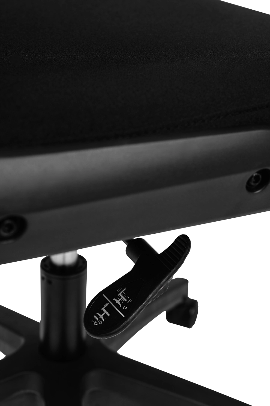 Santander: CUSTÓ Santander îți pune la dispoziție o tetieră reglabilă 3D și un suport lombar 2D, pentru potrivire pe înălțime și adâncime. Șezutul din spumă poliuritanică și spătarul din plasă acrilică lucrează împreună pentru confort și pentru a preveni supraîncălzirea. Cotierele „flip-up” se ridică la nevoie, eliberând spațiu atunci când te apropii de birou sau când dorești libertate de mișcare. Baza rotativă și roțile din nailon asigură deplasări line chiar și pe suprafețe lucioase. Alegerea perfectă pentru profesioniștii care își doresc confort ajustabil și versatilitate maximă.