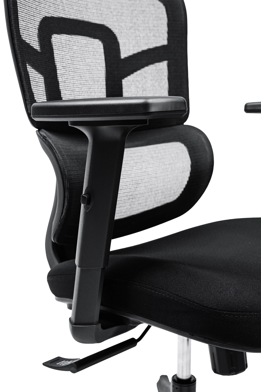 Lyon: CUSTÓ Lyon combină o tetieră 3D ajustabilă și cotiere reglabile, oferind suport precis în zona capului și a antebrațelor. Spătarul din plasă acrilică permite circulația aerului, în timp ce șezutul din spumă de densitate înaltă amortizează presiunea. Suportul lombar fix păstrează curba naturală a spatelui, favorizând o postură sănătoasă. Roțile din nailon se mișcă ușor pe podele dure, păstrând liniștea în birou. Designul all-black întărește ideea de profesionalism și se potrivește birourilor moderne.