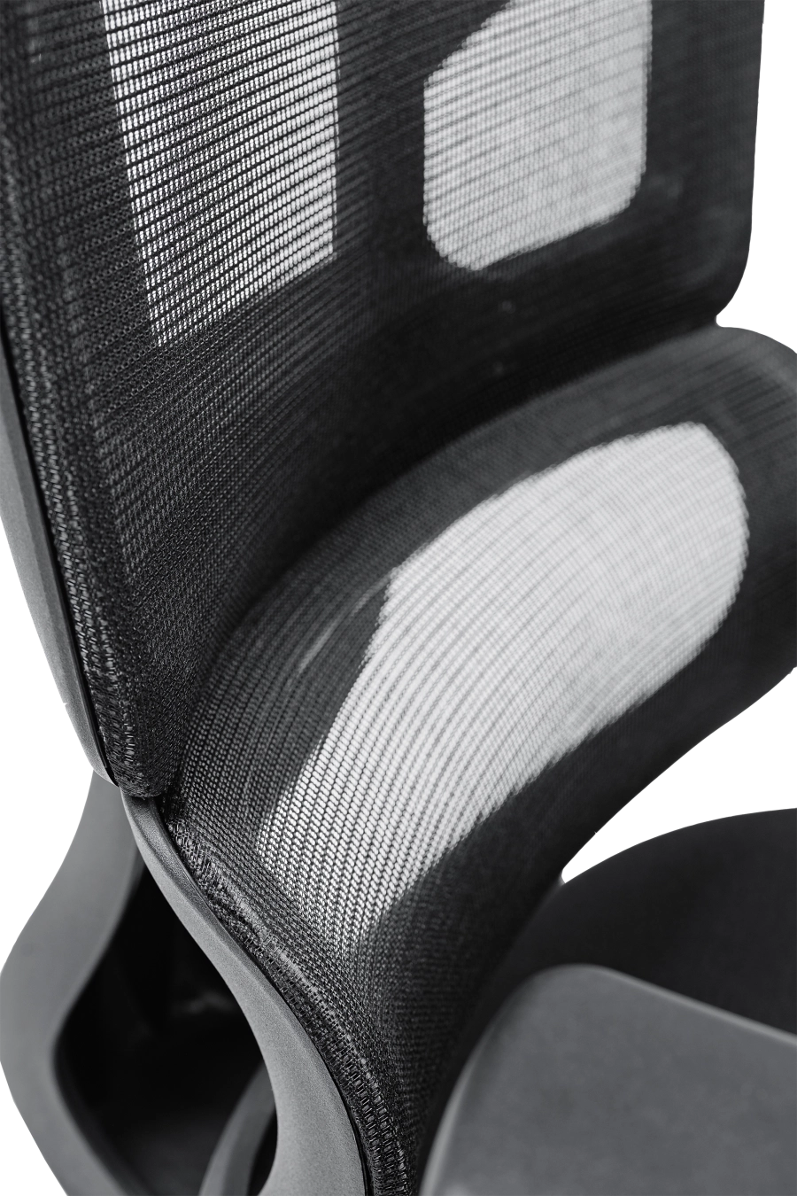 Lyon: CUSTÓ Lyon combină o tetieră 3D ajustabilă și cotiere reglabile, oferind suport precis în zona capului și a antebrațelor. Spătarul din plasă acrilică permite circulația aerului, în timp ce șezutul din spumă de densitate înaltă amortizează presiunea. Suportul lombar fix păstrează curba naturală a spatelui, favorizând o postură sănătoasă. Roțile din nailon se mișcă ușor pe podele dure, păstrând liniștea în birou. Designul all-black întărește ideea de profesionalism și se potrivește birourilor moderne.