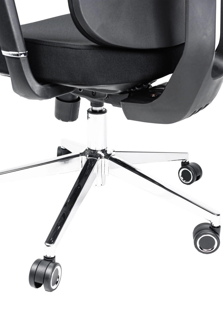 Praga: Pentru cei ce preferă confortul clasic, CUSTÓ Praga vine cu spătar și șezut tapițate integral cu textil, creând o suprafață moale, dar fermă. Spătarul se poate ajusta pe înălțime, adaptându-se diferitelor staturi. Tetiera 2D relaxează zona cervicală, iar cotierele fixe oferă sprijin constant. Roțile din plastic asigură mobilitate ușoară pe suprafețe dure, iar construcția rotativă permite acces rapid la spațiul de lucru din diferite unghiuri. Finisajul negru se integrează elegant în spații formale sau home-office.