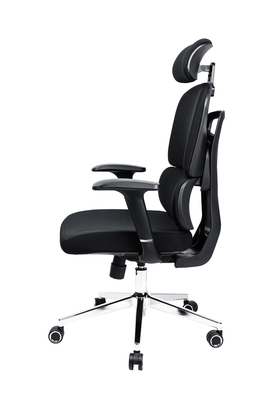 Praga: Pentru cei ce preferă confortul clasic, CUSTÓ Praga vine cu spătar și șezut tapițate integral cu textil, creând o suprafață moale, dar fermă. Spătarul se poate ajusta pe înălțime, adaptându-se diferitelor staturi. Tetiera 2D relaxează zona cervicală, iar cotierele fixe oferă sprijin constant. Roțile din plastic asigură mobilitate ușoară pe suprafețe dure, iar construcția rotativă permite acces rapid la spațiul de lucru din diferite unghiuri. Finisajul negru se integrează elegant în spații formale sau home-office.