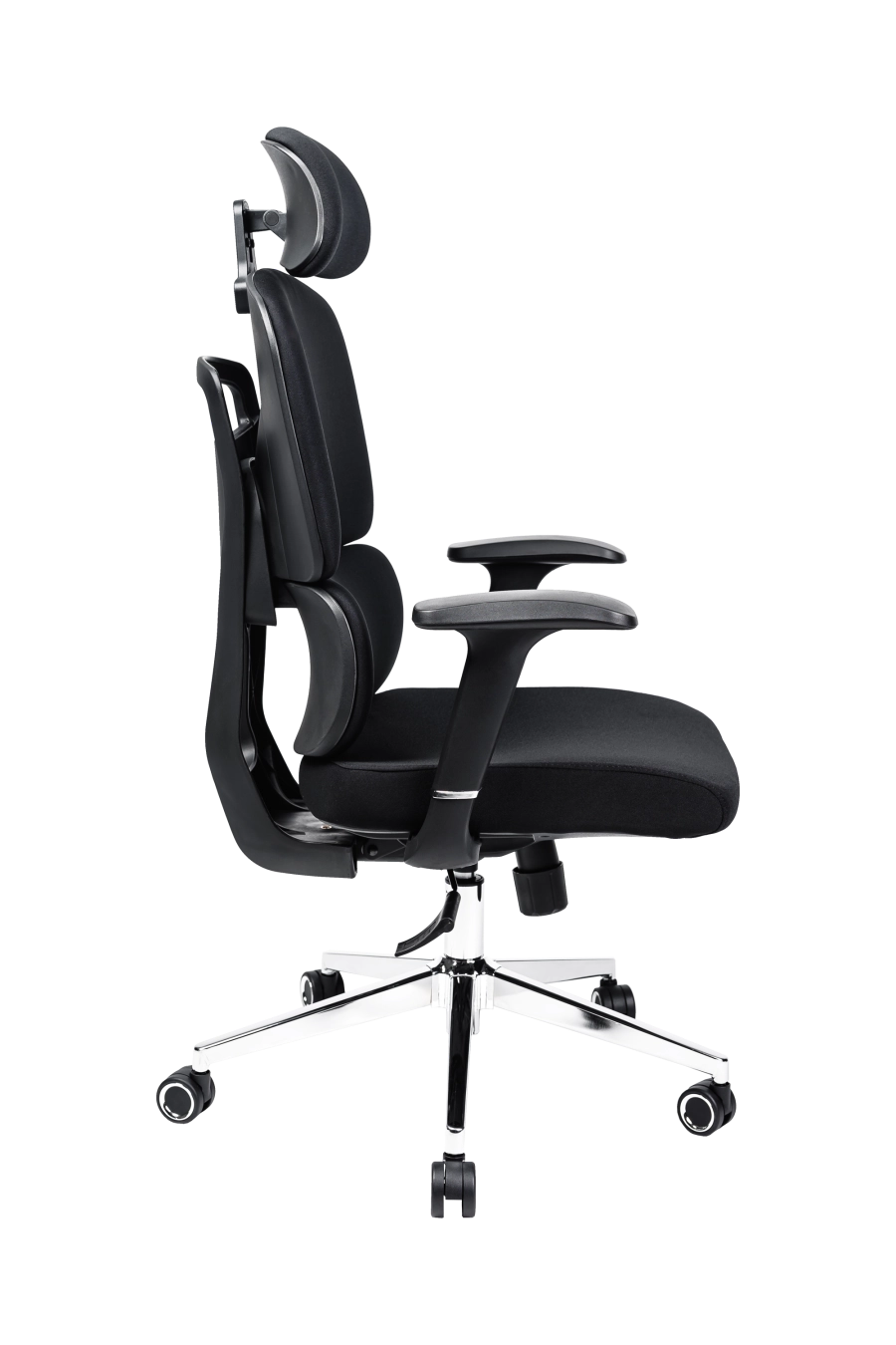 Praga: Pentru cei ce preferă confortul clasic, CUSTÓ Praga vine cu spătar și șezut tapițate integral cu textil, creând o suprafață moale, dar fermă. Spătarul se poate ajusta pe înălțime, adaptându-se diferitelor staturi. Tetiera 2D relaxează zona cervicală, iar cotierele fixe oferă sprijin constant. Roțile din plastic asigură mobilitate ușoară pe suprafețe dure, iar construcția rotativă permite acces rapid la spațiul de lucru din diferite unghiuri. Finisajul negru se integrează elegant în spații formale sau home-office.