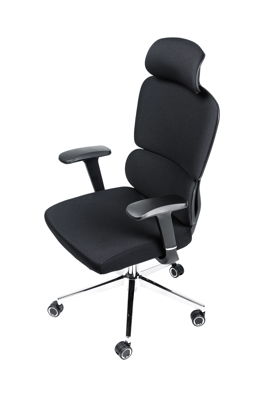 Praga: Pentru cei ce preferă confortul clasic, CUSTÓ Praga vine cu spătar și șezut tapițate integral cu textil, creând o suprafață moale, dar fermă. Spătarul se poate ajusta pe înălțime, adaptându-se diferitelor staturi. Tetiera 2D relaxează zona cervicală, iar cotierele fixe oferă sprijin constant. Roțile din plastic asigură mobilitate ușoară pe suprafețe dure, iar construcția rotativă permite acces rapid la spațiul de lucru din diferite unghiuri. Finisajul negru se integrează elegant în spații formale sau home-office.