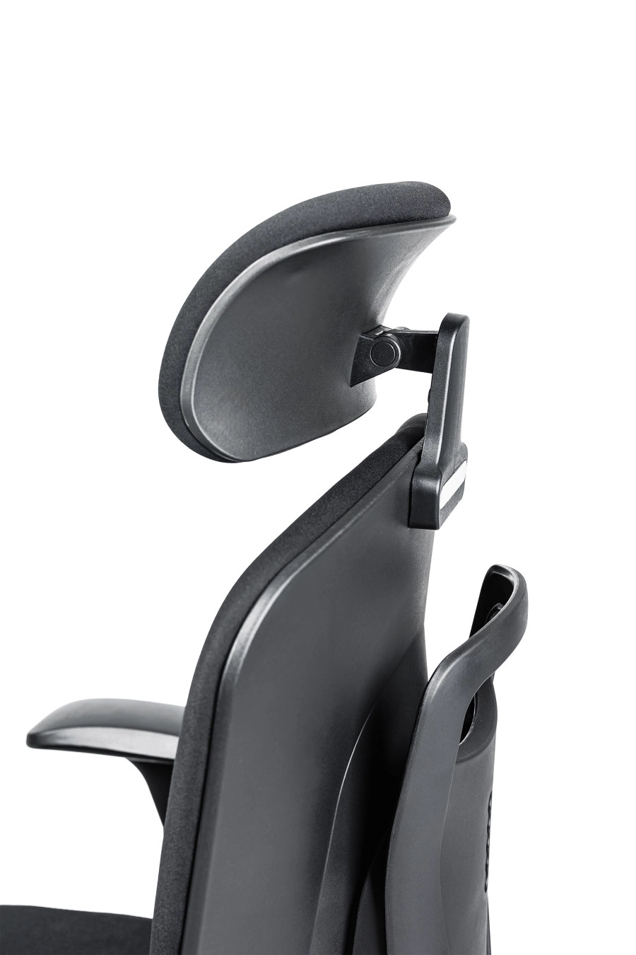 Praga: Pentru cei ce preferă confortul clasic, CUSTÓ Praga vine cu spătar și șezut tapițate integral cu textil, creând o suprafață moale, dar fermă. Spătarul se poate ajusta pe înălțime, adaptându-se diferitelor staturi. Tetiera 2D relaxează zona cervicală, iar cotierele fixe oferă sprijin constant. Roțile din plastic asigură mobilitate ușoară pe suprafețe dure, iar construcția rotativă permite acces rapid la spațiul de lucru din diferite unghiuri. Finisajul negru se integrează elegant în spații formale sau home-office.