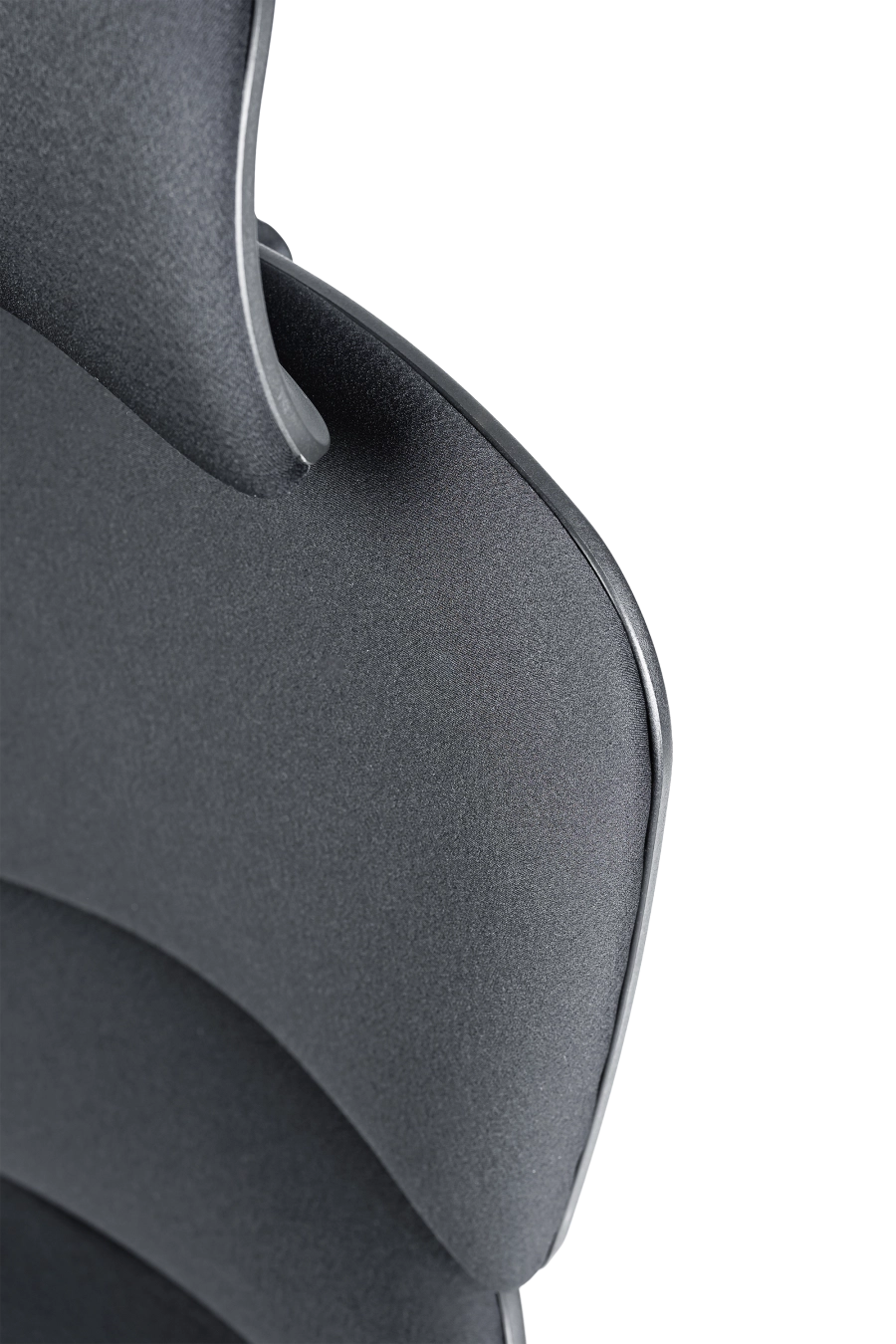 Praga: Pentru cei ce preferă confortul clasic, CUSTÓ Praga vine cu spătar și șezut tapițate integral cu textil, creând o suprafață moale, dar fermă. Spătarul se poate ajusta pe înălțime, adaptându-se diferitelor staturi. Tetiera 2D relaxează zona cervicală, iar cotierele fixe oferă sprijin constant. Roțile din plastic asigură mobilitate ușoară pe suprafețe dure, iar construcția rotativă permite acces rapid la spațiul de lucru din diferite unghiuri. Finisajul negru se integrează elegant în spații formale sau home-office.