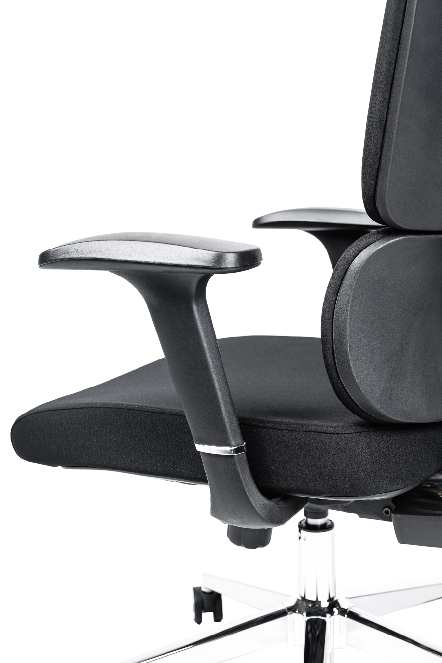 Praga: Pentru cei ce preferă confortul clasic, CUSTÓ Praga vine cu spătar și șezut tapițate integral cu textil, creând o suprafață moale, dar fermă. Spătarul se poate ajusta pe înălțime, adaptându-se diferitelor staturi. Tetiera 2D relaxează zona cervicală, iar cotierele fixe oferă sprijin constant. Roțile din plastic asigură mobilitate ușoară pe suprafețe dure, iar construcția rotativă permite acces rapid la spațiul de lucru din diferite unghiuri. Finisajul negru se integrează elegant în spații formale sau home-office.