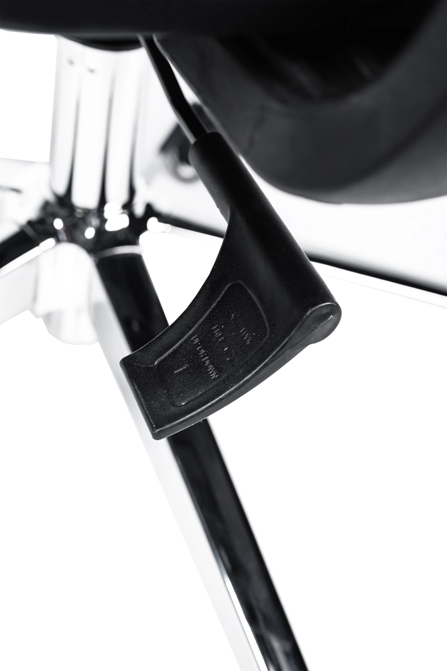 Praga: Pentru cei ce preferă confortul clasic, CUSTÓ Praga vine cu spătar și șezut tapițate integral cu textil, creând o suprafață moale, dar fermă. Spătarul se poate ajusta pe înălțime, adaptându-se diferitelor staturi. Tetiera 2D relaxează zona cervicală, iar cotierele fixe oferă sprijin constant. Roțile din plastic asigură mobilitate ușoară pe suprafețe dure, iar construcția rotativă permite acces rapid la spațiul de lucru din diferite unghiuri. Finisajul negru se integrează elegant în spații formale sau home-office.