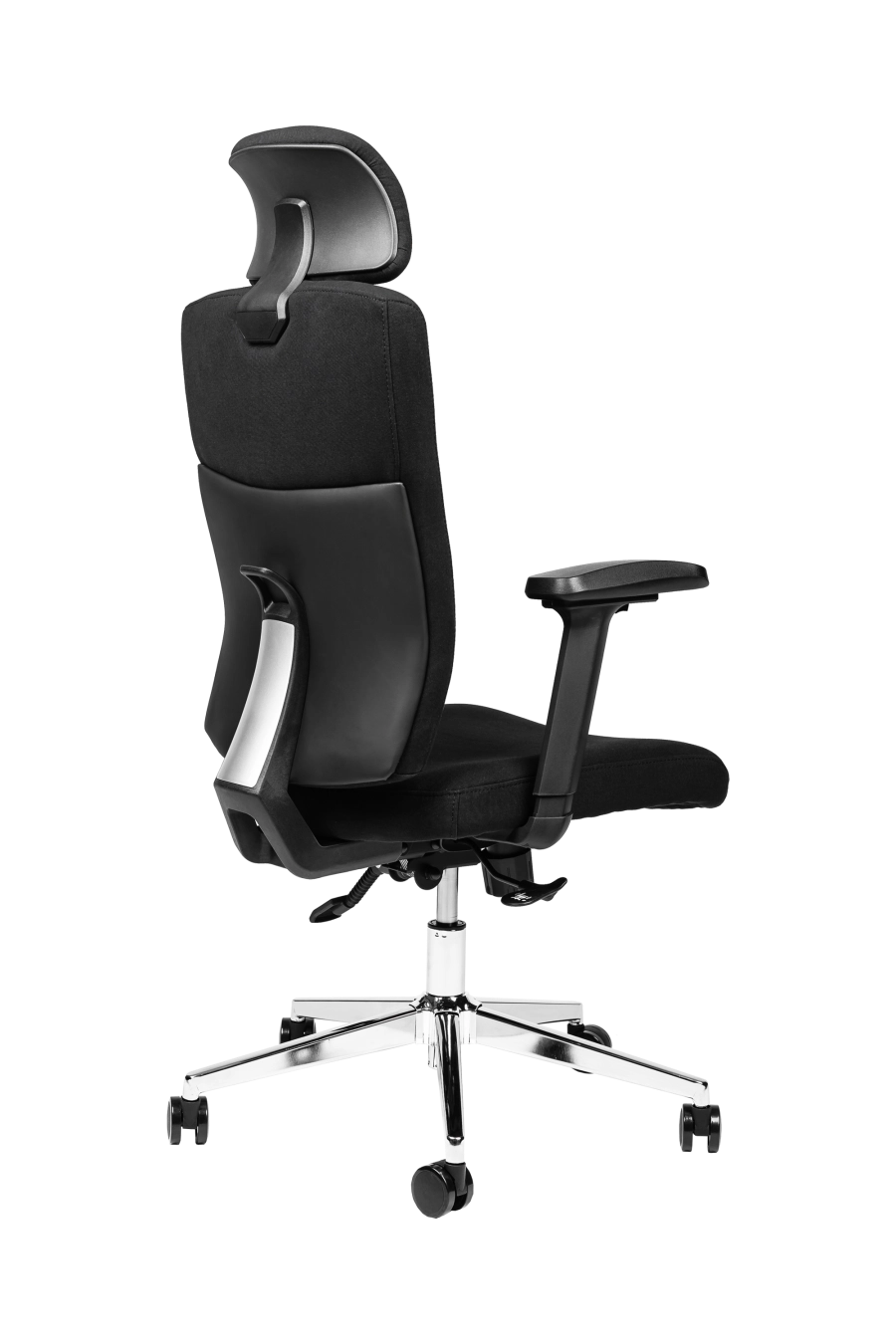 Bilbao: Bucură-te de confort clasic cu modelul CUSTÓ Bilbao - șezutul și spătarul capitonate în stofă densă, plăcută la atingere. Tetiera reglabilă îți susține coloana cervicală, iar suportul lombar fix stabilizează curba naturală a spatelui. Cotierele reglabile te ajută să găsești rapid unghiul optim pentru antebrațe, reducând tensiunea în umeri. Mecanismul sincron menține mișcarea spătarului fluidă și adaptată posturii. Baza rotativă cu roți din poliuretan alunecă silențios, protejând parchetul sau gresia. Finisajul integral negru se potrivește oricărui decor, de la home-office la birouri corporate.