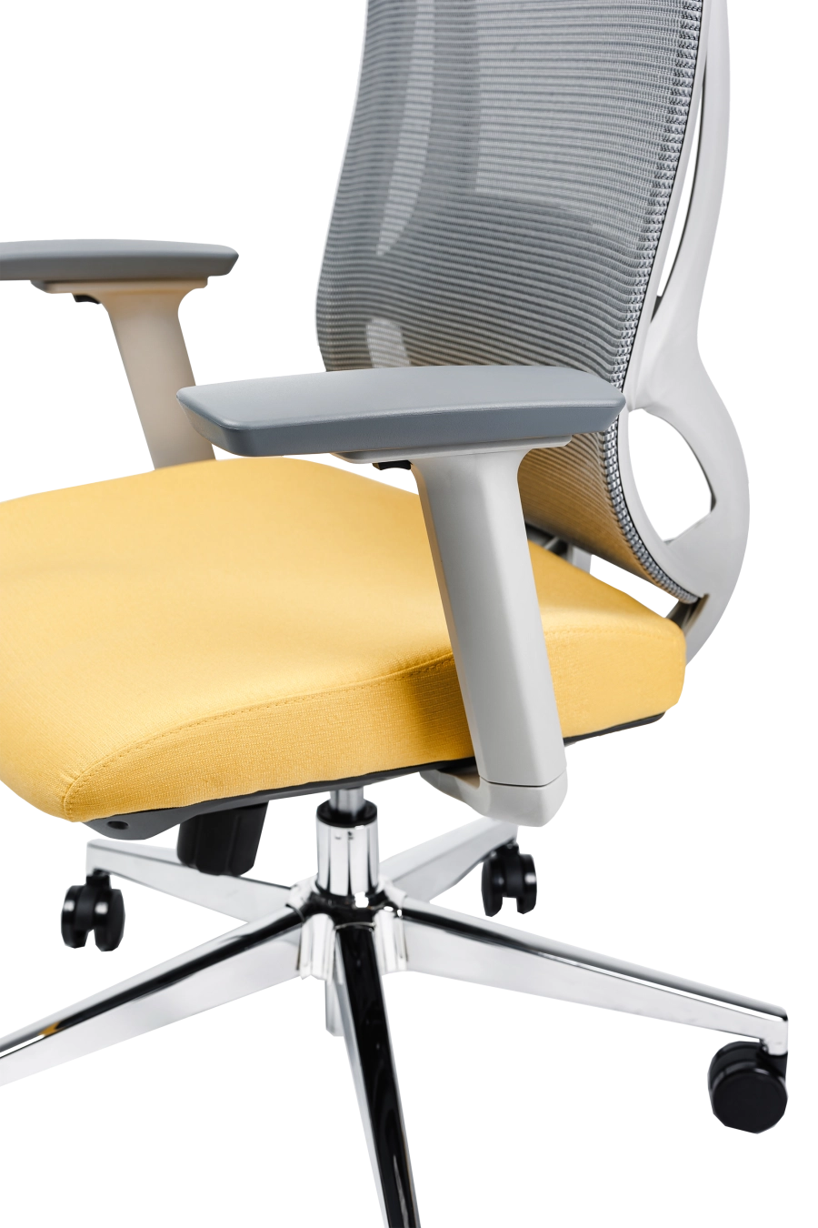 Florence: CUSTÓ Florence combină un spătar din plasă acrilică ventilată cu un șezut din spumă de densitate înaltă și mecanism de translație față/spate, astfel încât presiunea să fie distribuită uniform și proporțional, indiferent de constituția corpului. Suportul lombar ajustabil și tetiera 3D urmează curba coloanei și poziția capului, reducând oboseala. Cotierele 3D îți permit să reglezi înălțimea, adâncimea și rotația pentru tastare fără efort. Paleta gri-galben însuflețește spațiul de lucru, adăugând un accent modern. Mecanismul sincron menține spatele și șezutul în raport ergonomic 2:1, iar roțile din poliuretan rulează silențios. Perfect pentru spații de lucru creative, organizate pentru o productivitate înaltă a echipei.