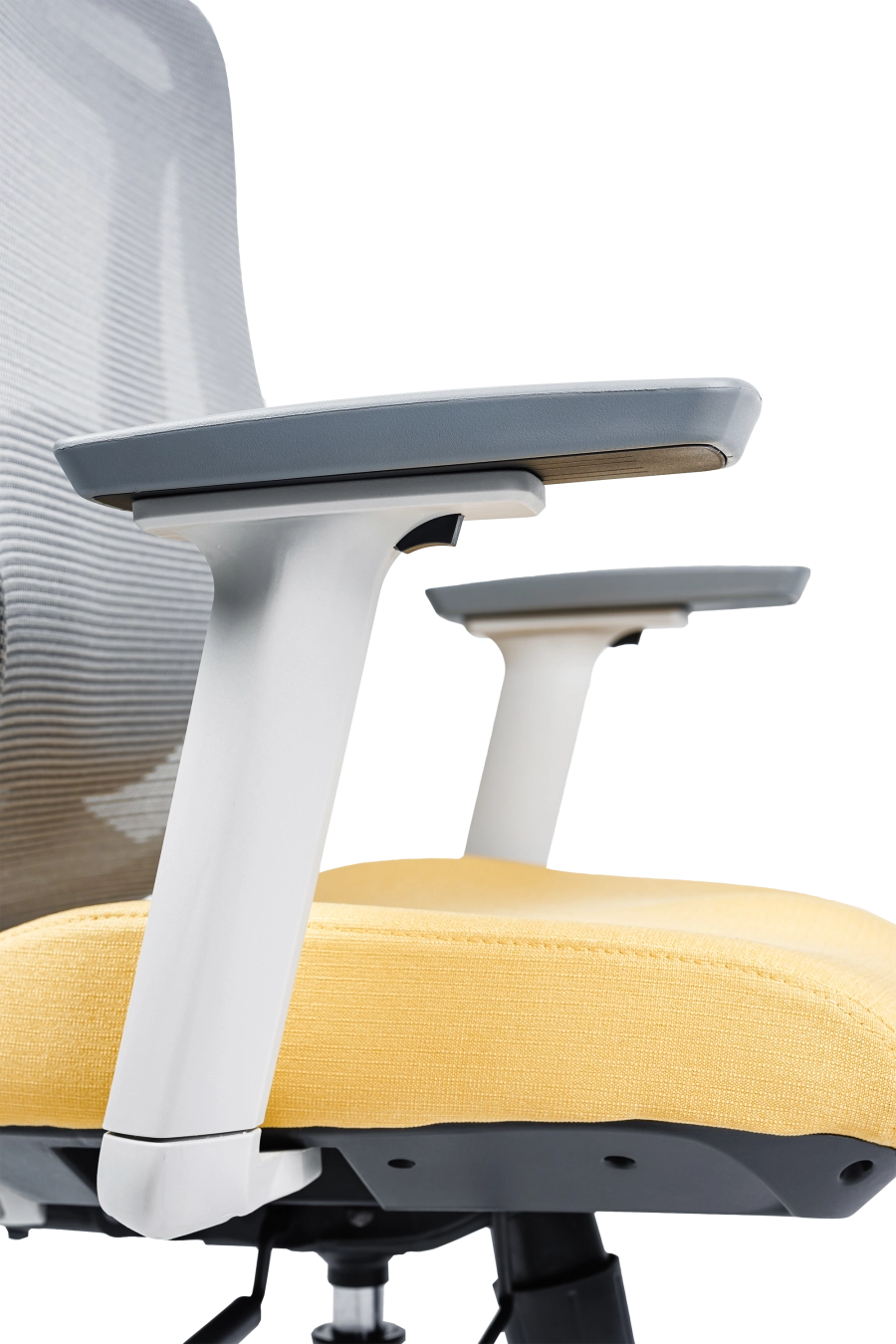 Florence: CUSTÓ Florence combină un spătar din plasă acrilică ventilată cu un șezut din spumă de densitate înaltă și mecanism de translație față/spate, astfel încât presiunea să fie distribuită uniform și proporțional, indiferent de constituția corpului. Suportul lombar ajustabil și tetiera 3D urmează curba coloanei și poziția capului, reducând oboseala. Cotierele 3D îți permit să reglezi înălțimea, adâncimea și rotația pentru tastare fără efort. Paleta gri-galben însuflețește spațiul de lucru, adăugând un accent modern. Mecanismul sincron menține spatele și șezutul în raport ergonomic 2:1, iar roțile din poliuretan rulează silențios. Perfect pentru spații de lucru creative, organizate pentru o productivitate înaltă a echipei.