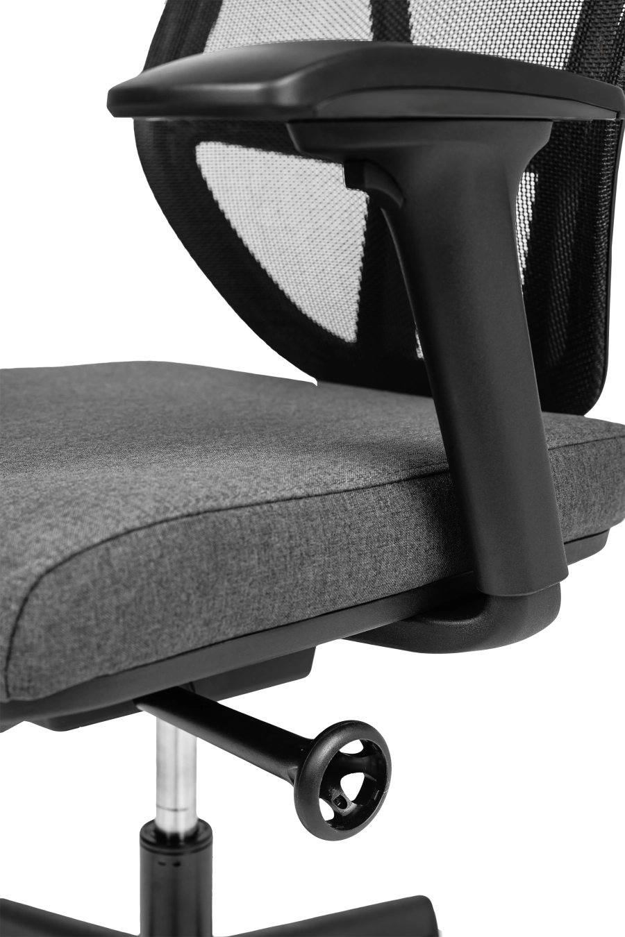 Oslo: CUSTÓ Oslo, fabricat din materiale reciclate, demonstrează că sustenabilitatea și confortul pot merge mână în mână. Șezutul este capitonat cu spumă de densitate înaltă și tapițat cu textil de înaltă calitate, iar spătarul din plasă acrilică reciclată permite circulația aerului, menținând o temperatură plăcută. Poți glisa șezutul înainte sau înapoi pentru a regla adâncimea, iar cotierele ajustabile pe înălțime susțin antebrațele în procesul de lucru. Suportul lombar fix menține coloana stabilă, iar baza cu roți din poliuretan asigură o rulare fără impact asupra pardoselei. Schema cromatică negru-gri se potrivește perfect birourilor moderne orientate spre ESG. Un scaun responsabil, proiectat cu gândul la natură pentru performanță zilnică.