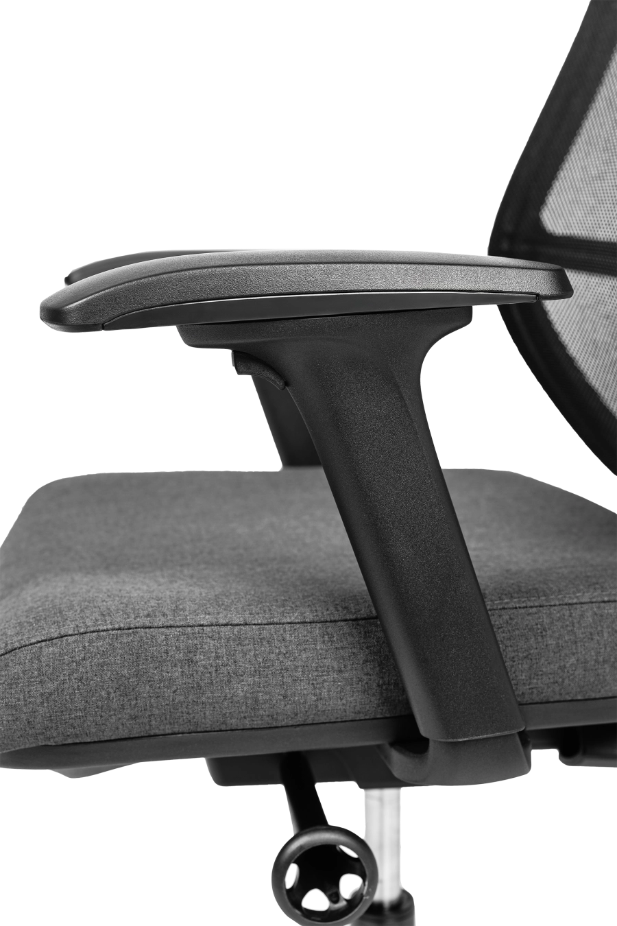 Oslo: CUSTÓ Oslo, fabricat din materiale reciclate, demonstrează că sustenabilitatea și confortul pot merge mână în mână. Șezutul este capitonat cu spumă de densitate înaltă și tapițat cu textil de înaltă calitate, iar spătarul din plasă acrilică reciclată permite circulația aerului, menținând o temperatură plăcută. Poți glisa șezutul înainte sau înapoi pentru a regla adâncimea, iar cotierele ajustabile pe înălțime susțin antebrațele în procesul de lucru. Suportul lombar fix menține coloana stabilă, iar baza cu roți din poliuretan asigură o rulare fără impact asupra pardoselei. Schema cromatică negru-gri se potrivește perfect birourilor moderne orientate spre ESG. Un scaun responsabil, proiectat cu gândul la natură pentru performanță zilnică.