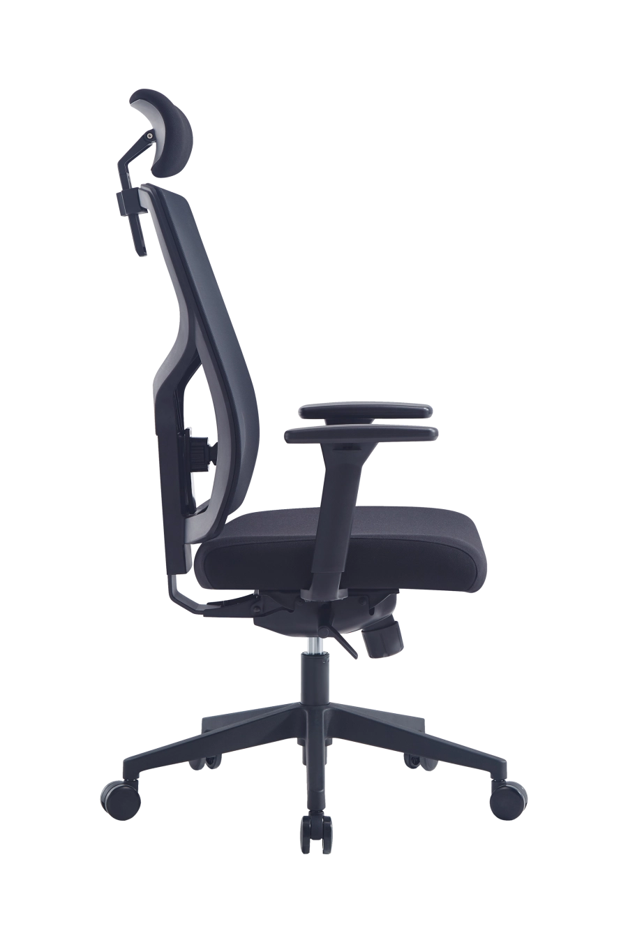 Parma: Reglează tot ce contează: CUSTÓ Parma îți permite să deplasezi spătarul pe înălțime, să glisezi șezutul față/ spate și să ajustezi suportul lombar 2D exact pe zona sensibilă a spatelui. Tetiera 2D relaxează coloana cervicală, iar cotierele pe înălțime mențin brațele la nivelul corect cu tastatura. Plasa acrilică elimină căldura excesivă, iar șezutul din spumă de densitate înaltă distribuie uniform greutatea. Roțile din poliuretan mențin liniștea în open-space, protejând podeaua. Totul într-un finisaj negru care nu se demodează.