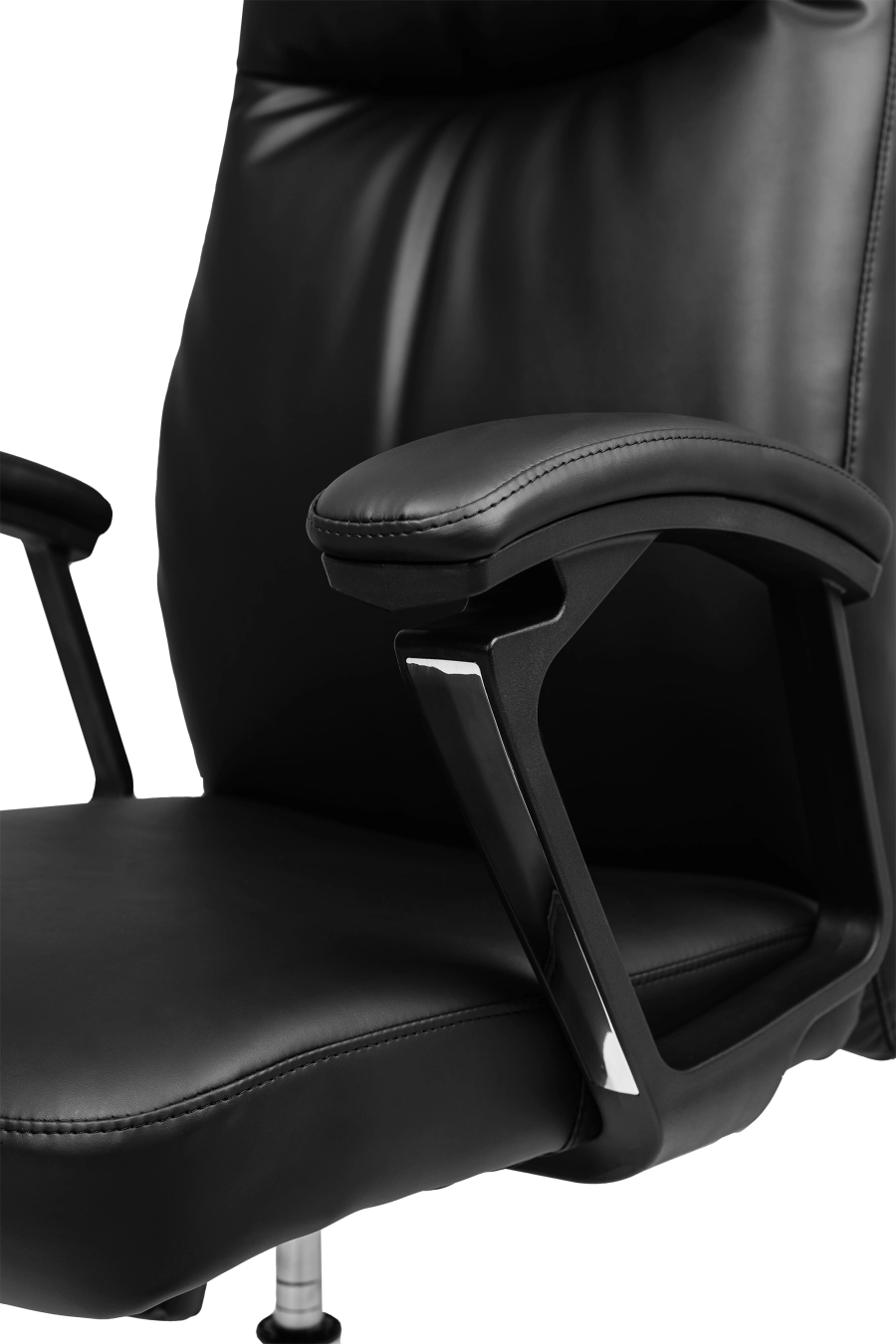 Braga: CUSTÓ Braga impresionează prin șezutul și spătarul din piele artificială ușor de curățat, oferind un aspect sofisticat fără efort de întreținere. Brațele fixe stabilizează antebrațele, prevenind suprasolicitarea umerilor. Mecanismul de înclinare permite scurte momente de relaxare între sarcini. Baza cu roți din poliuretan asigură deplasare lină, protejând pardoselile. Dimensiunile generoase și spătarul înalt oferă suport complet pe durata zilei. Ideal pentru manageri care caută eleganță clasică la un preț accesibil.