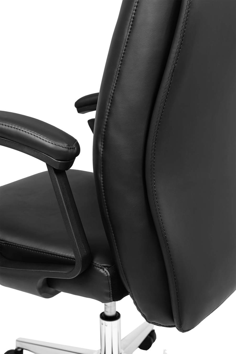 Braga: CUSTÓ Braga impresionează prin șezutul și spătarul din piele artificială ușor de curățat, oferind un aspect sofisticat fără efort de întreținere. Brațele fixe stabilizează antebrațele, prevenind suprasolicitarea umerilor. Mecanismul de înclinare permite scurte momente de relaxare între sarcini. Baza cu roți din poliuretan asigură deplasare lină, protejând pardoselile. Dimensiunile generoase și spătarul înalt oferă suport complet pe durata zilei. Ideal pentru manageri care caută eleganță clasică la un preț accesibil.