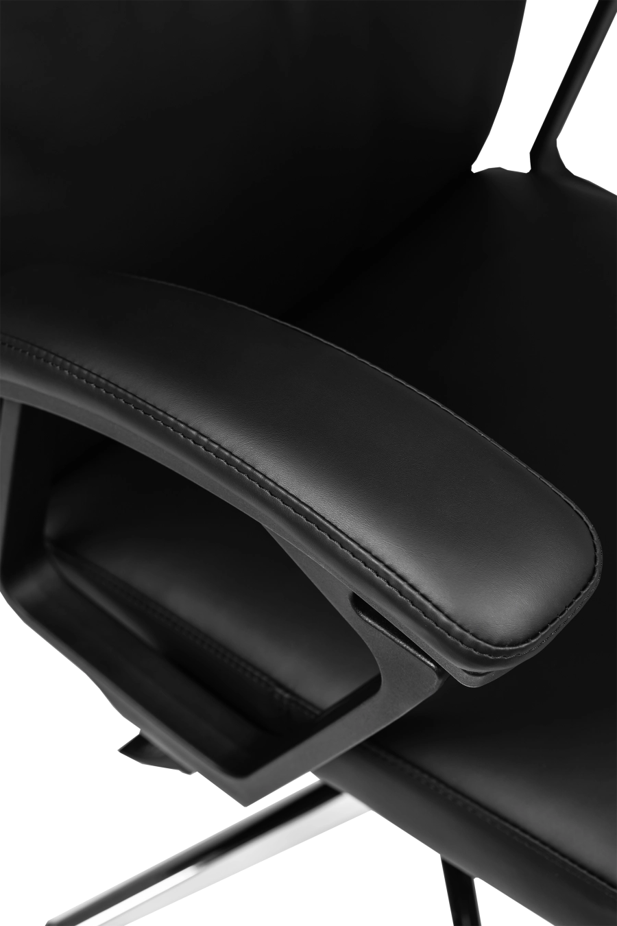 Braga: CUSTÓ Braga impresionează prin șezutul și spătarul din piele artificială ușor de curățat, oferind un aspect sofisticat fără efort de întreținere. Brațele fixe stabilizează antebrațele, prevenind suprasolicitarea umerilor. Mecanismul de înclinare permite scurte momente de relaxare între sarcini. Baza cu roți din poliuretan asigură deplasare lină, protejând pardoselile. Dimensiunile generoase și spătarul înalt oferă suport complet pe durata zilei. Ideal pentru manageri care caută eleganță clasică la un preț accesibil.