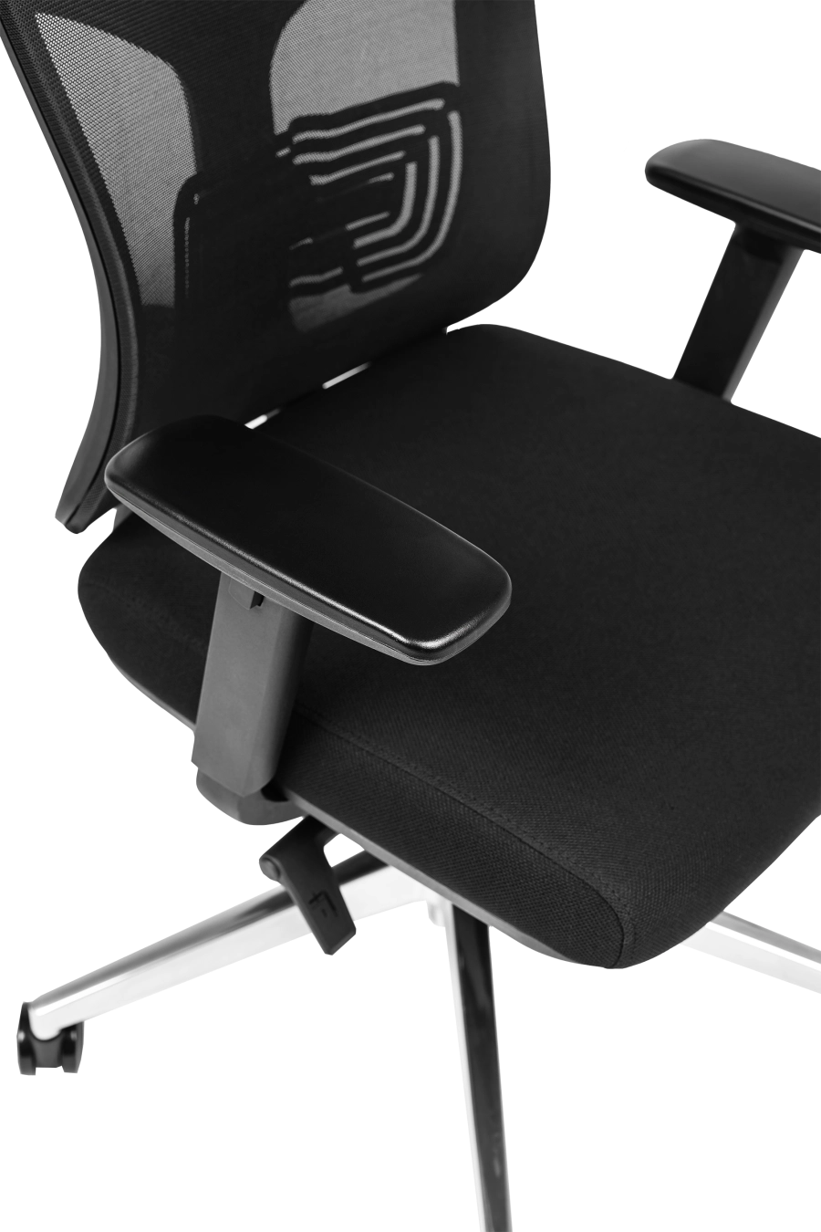 Genoa: CUSTÓ Genoa îmbină șezutul textil cu spătarul din plasă acrilică, pentru echilibru ideal între confort și ventilație. Suportul lombar reglabil îți permite să setezi punctul de contact exact unde ai nevoie. Tetiera ajustabilă elimină tensiunea din zona gâtului, iar cotierele pe înălțime mențin brațele relaxate. Baza rotativă și roțile din plastic facilitează mișcarea rapidă fără zgomot. Designul all-black oferă un aspect elegant și versatil, potrivit oricărui decor.