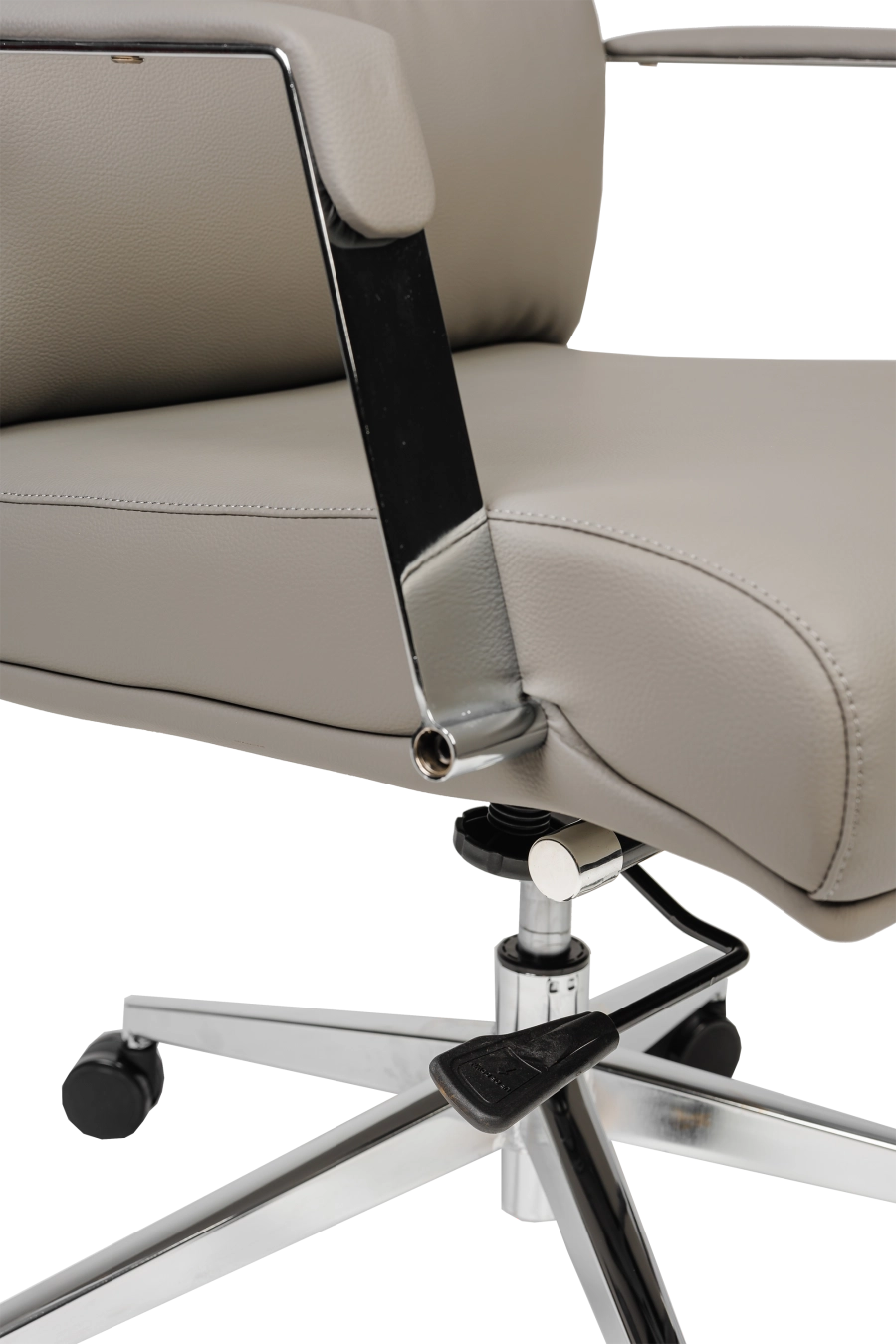 Valencia: CUSTÓ Valencia aduce luxul pielii artificiale cu șezut și spătar super-moale într-o formă ergonomică pregătită pentru zile pline. Șezutul capitonat distribuie uniform greutatea, iar spătarul perforat pe laterale lasă aerul să circule. Brațele fixe mențin antebrațele la un unghi natural, reducând tensiunea din umeri. Mecanismul de balansare îți permite să alternezi rapid între poziția de lucru și relaxare. Baza rotativă și roțile din poliuretan rulează silențios.