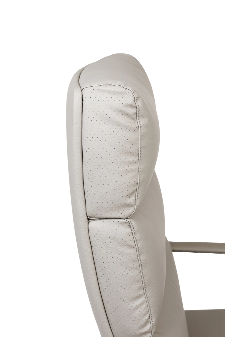 Valencia: CUSTÓ Valencia aduce luxul pielii artificiale cu șezut și spătar super-moale într-o formă ergonomică pregătită pentru zile pline. Șezutul capitonat distribuie uniform greutatea, iar spătarul perforat pe laterale lasă aerul să circule. Brațele fixe mențin antebrațele la un unghi natural, reducând tensiunea din umeri. Mecanismul de balansare îți permite să alternezi rapid între poziția de lucru și relaxare. Baza rotativă și roțile din poliuretan rulează silențios.