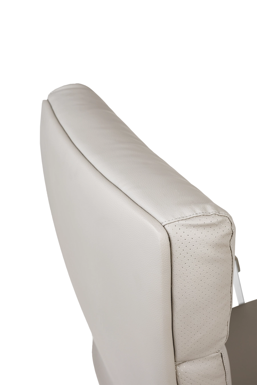 Valencia: CUSTÓ Valencia aduce luxul pielii artificiale cu șezut și spătar super-moale într-o formă ergonomică pregătită pentru zile pline. Șezutul capitonat distribuie uniform greutatea, iar spătarul perforat pe laterale lasă aerul să circule. Brațele fixe mențin antebrațele la un unghi natural, reducând tensiunea din umeri. Mecanismul de balansare îți permite să alternezi rapid între poziția de lucru și relaxare. Baza rotativă și roțile din poliuretan rulează silențios.