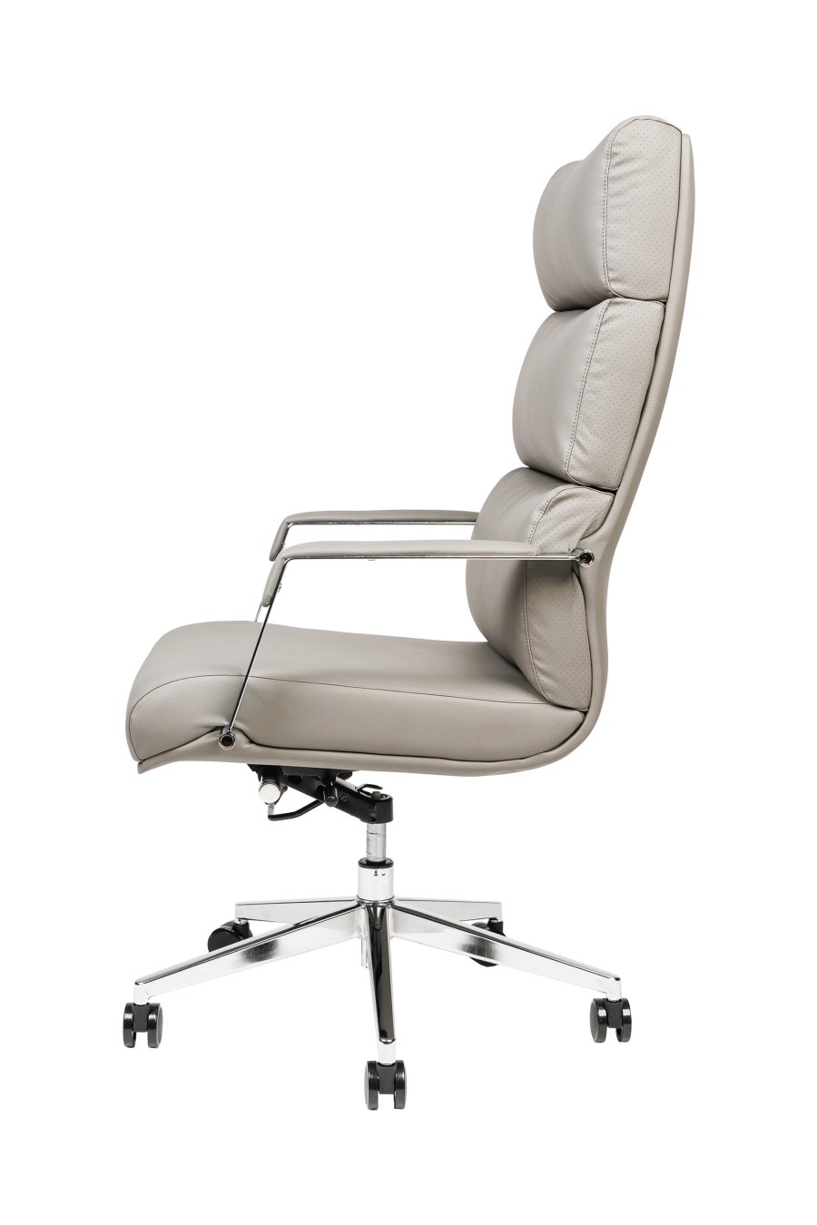 Valencia: CUSTÓ Valencia aduce luxul pielii artificiale cu șezut și spătar super-moale într-o formă ergonomică pregătită pentru zile pline. Șezutul capitonat distribuie uniform greutatea, iar spătarul perforat pe laterale lasă aerul să circule. Brațele fixe mențin antebrațele la un unghi natural, reducând tensiunea din umeri. Mecanismul de balansare îți permite să alternezi rapid între poziția de lucru și relaxare. Baza rotativă și roțile din poliuretan rulează silențios.