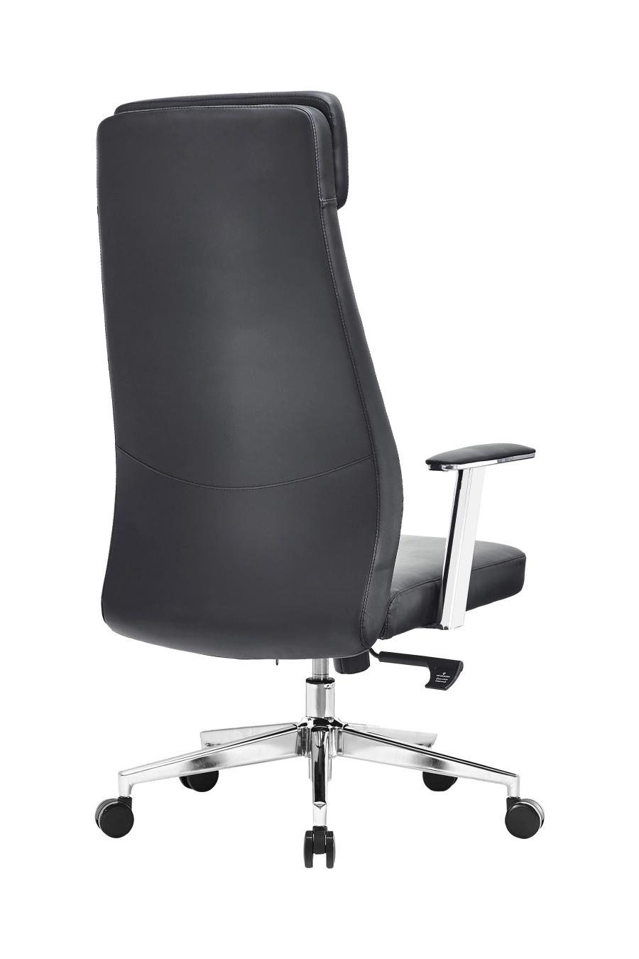 Malmo: CUSTÓ Malmo combină durabilitatea pielii artificiale negre cu un design ergonomic orientat spre productivitate. Șezutul ferm și spătarul înalt susțin corect coloana, prevenind oboseala de seară. Brațele fixe mențin antebrațele relaxate, iar mecanismul de balans îți permite să schimbi ușor poziția. Baza rotativă și roțile din poliuretan se deplasează lin pe suprafețe dure. Finisajul negru mat se integrează perfect în săli de ședință sau recepții unde aspectul sobru este esențial.