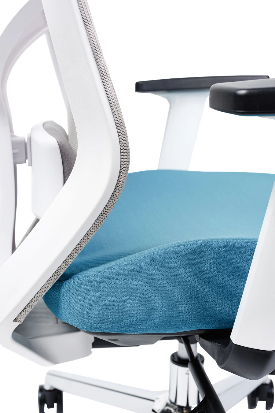 Nitra: CUSTÓ Nitra îți oferă reglaje complete: suport lombar 2D, tetieră 2D și șezut glisant pentru ajustarea adâncimii. Spătarul din plasă acrilică respiră, iar șezutul textil albastru  cu memorie distribuie uniform presiunea. Brațele reglabile pe înălțime mențin antebrațele într-un unghi corect la tastatură. Baza rotativă cu roți din poliuretan protejează podeaua și asigură mobilitate fără zgomot. Designul bicolor adaugă personalitate unui open-space modern, menținând în același timp standarde ergonomice ridicate.