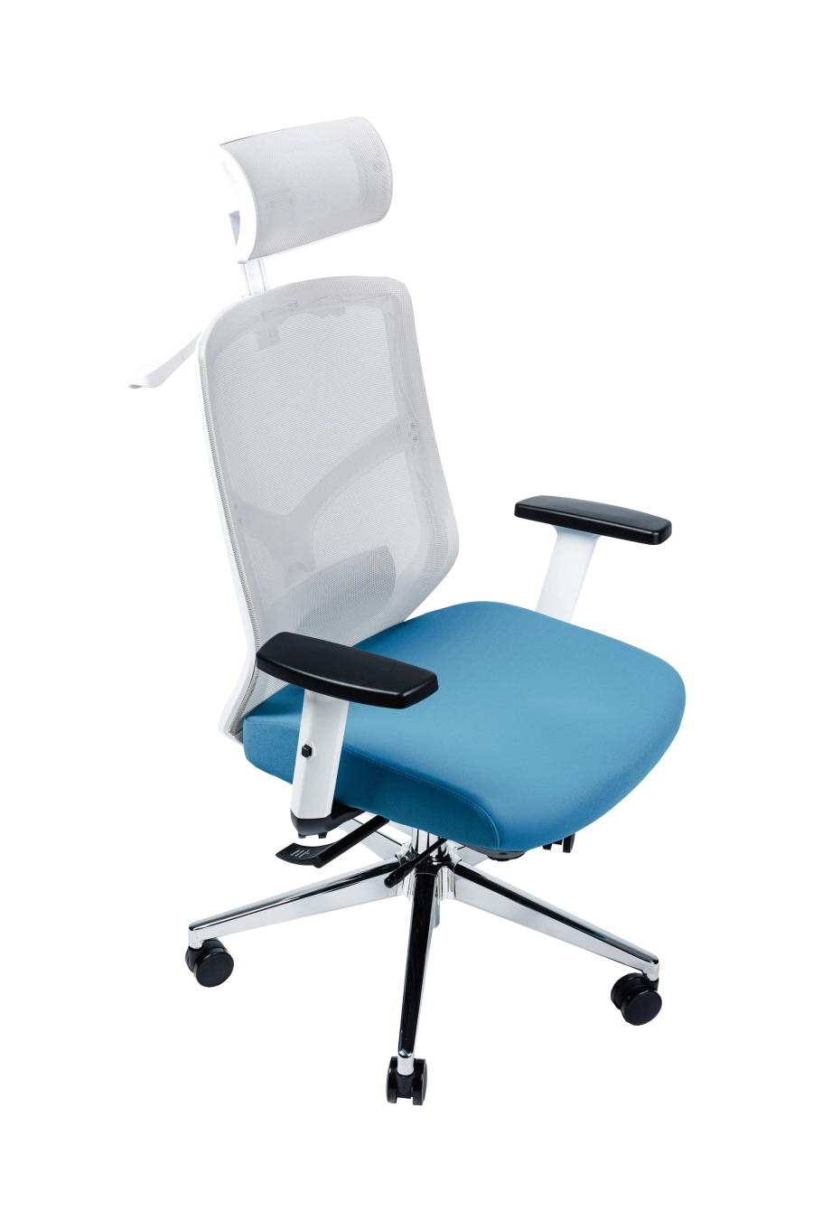 Nitra: CUSTÓ Nitra îți oferă reglaje complete: suport lombar 2D, tetieră 2D și șezut glisant pentru ajustarea adâncimii. Spătarul din plasă acrilică respiră, iar șezutul textil albastru  cu memorie distribuie uniform presiunea. Brațele reglabile pe înălțime mențin antebrațele într-un unghi corect la tastatură. Baza rotativă cu roți din poliuretan protejează podeaua și asigură mobilitate fără zgomot. Designul bicolor adaugă personalitate unui open-space modern, menținând în același timp standarde ergonomice ridicate.