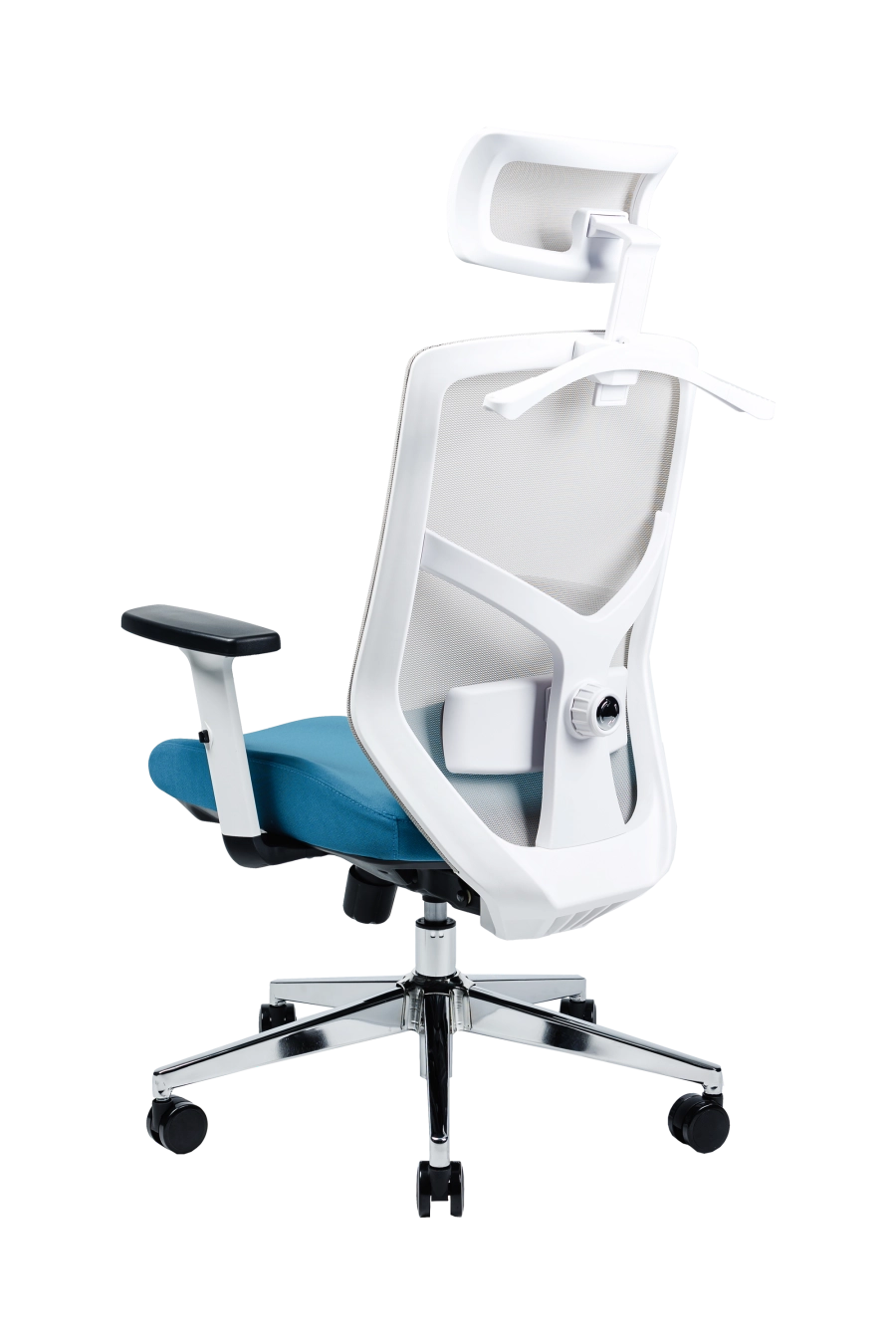 Nitra: CUSTÓ Nitra îți oferă reglaje complete: suport lombar 2D, tetieră 2D și șezut glisant pentru ajustarea adâncimii. Spătarul din plasă acrilică respiră, iar șezutul textil albastru  cu memorie distribuie uniform presiunea. Brațele reglabile pe înălțime mențin antebrațele într-un unghi corect la tastatură. Baza rotativă cu roți din poliuretan protejează podeaua și asigură mobilitate fără zgomot. Designul bicolor adaugă personalitate unui open-space modern, menținând în același timp standarde ergonomice ridicate.