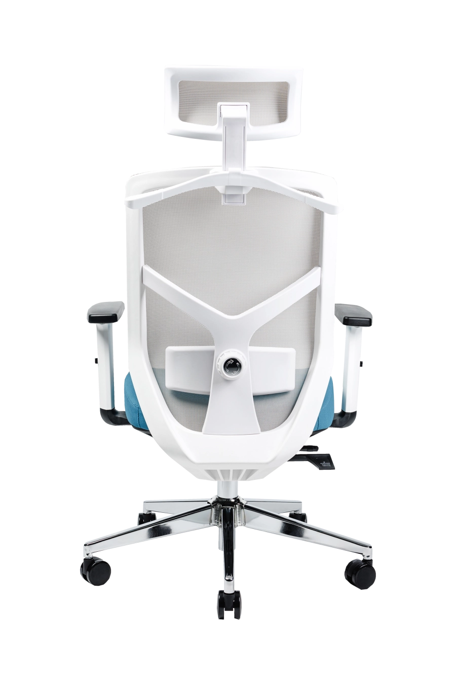 Nitra: CUSTÓ Nitra îți oferă reglaje complete: suport lombar 2D, tetieră 2D și șezut glisant pentru ajustarea adâncimii. Spătarul din plasă acrilică respiră, iar șezutul textil albastru  cu memorie distribuie uniform presiunea. Brațele reglabile pe înălțime mențin antebrațele într-un unghi corect la tastatură. Baza rotativă cu roți din poliuretan protejează podeaua și asigură mobilitate fără zgomot. Designul bicolor adaugă personalitate unui open-space modern, menținând în același timp standarde ergonomice ridicate.