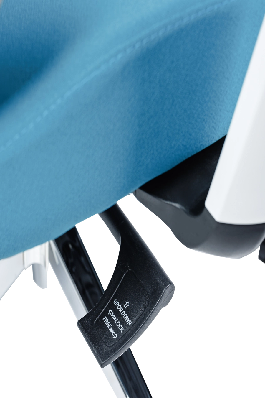 Nitra: CUSTÓ Nitra îți oferă reglaje complete: suport lombar 2D, tetieră 2D și șezut glisant pentru ajustarea adâncimii. Spătarul din plasă acrilică respiră, iar șezutul textil albastru  cu memorie distribuie uniform presiunea. Brațele reglabile pe înălțime mențin antebrațele într-un unghi corect la tastatură. Baza rotativă cu roți din poliuretan protejează podeaua și asigură mobilitate fără zgomot. Designul bicolor adaugă personalitate unui open-space modern, menținând în același timp standarde ergonomice ridicate.