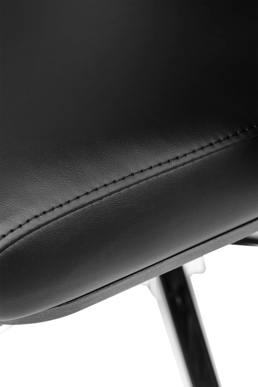 Girona: CUSTÓ Girona îmbină aspectul sofisticat al pielii artificiale cu beneficii ergonomice avansate. Suportul lombar 2D și tetiera 2D se ajustează precis, reducând presiunea pe discurile vertebrale. Șezutul glisant permite reglaj de adâncime, iar brațele 3D se aliniază rapid la poziția ideală de tastare. Spătarul larg susține întregul torace, favorizând respirația corectă. Baza rotativă și roțile din plastic garantează mobilitate fără zgârieturi. Potrivit pentru manageri care doresc confort premium în întâlniri îndelungate.