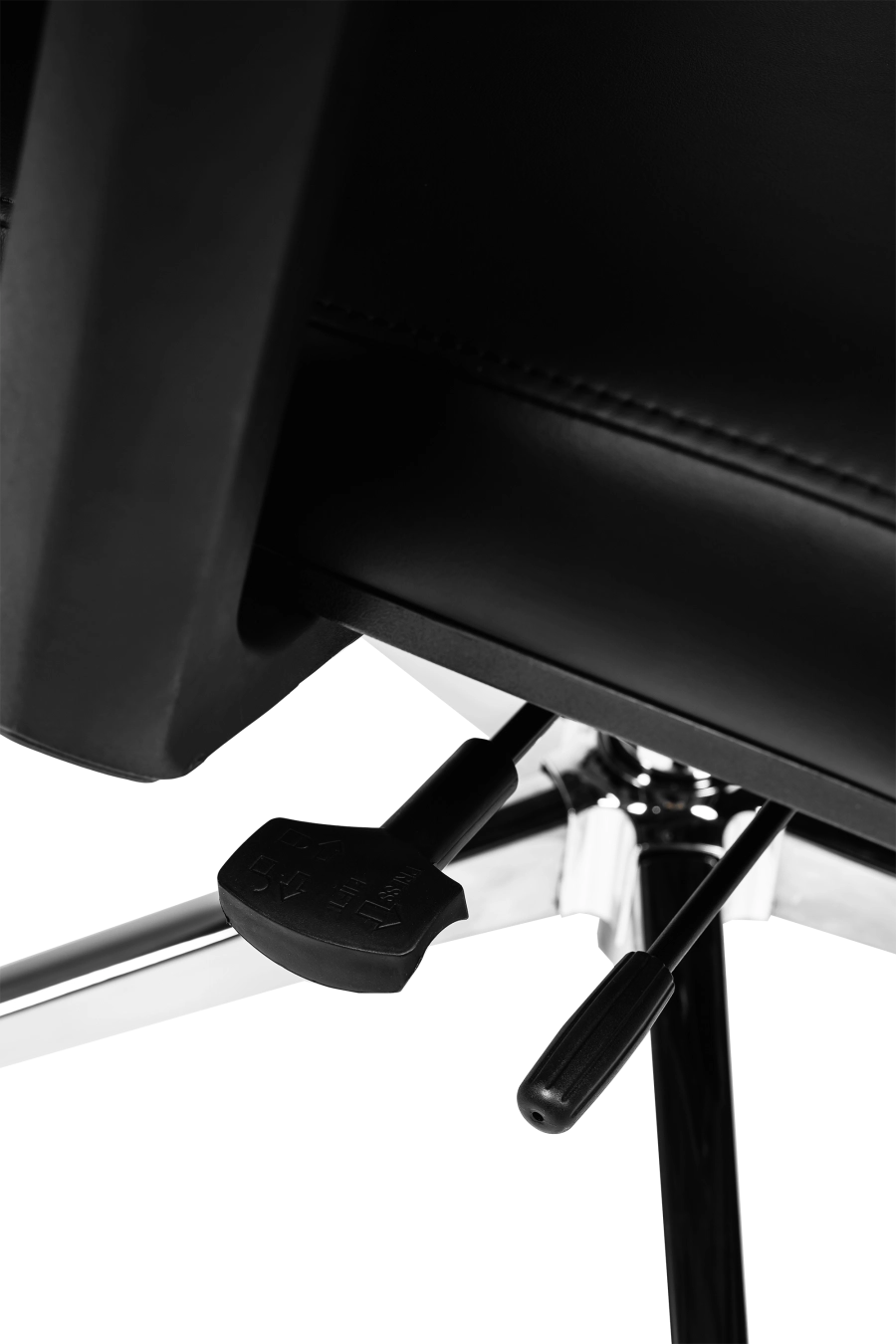 Girona: CUSTÓ Girona îmbină aspectul sofisticat al pielii artificiale cu beneficii ergonomice avansate. Suportul lombar 2D și tetiera 2D se ajustează precis, reducând presiunea pe discurile vertebrale. Șezutul glisant permite reglaj de adâncime, iar brațele 3D se aliniază rapid la poziția ideală de tastare. Spătarul larg susține întregul torace, favorizând respirația corectă. Baza rotativă și roțile din plastic garantează mobilitate fără zgârieturi. Potrivit pentru manageri care doresc confort premium în întâlniri îndelungate.