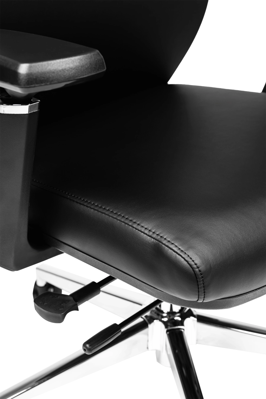 Girona: CUSTÓ Girona îmbină aspectul sofisticat al pielii artificiale cu beneficii ergonomice avansate. Suportul lombar 2D și tetiera 2D se ajustează precis, reducând presiunea pe discurile vertebrale. Șezutul glisant permite reglaj de adâncime, iar brațele 3D se aliniază rapid la poziția ideală de tastare. Spătarul larg susține întregul torace, favorizând respirația corectă. Baza rotativă și roțile din plastic garantează mobilitate fără zgârieturi. Potrivit pentru manageri care doresc confort premium în întâlniri îndelungate.