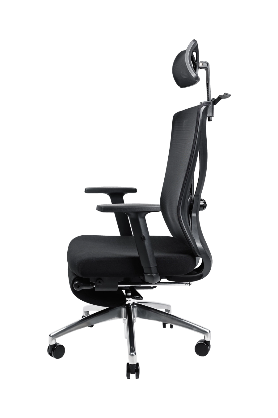 Dublin: CUSTÓ Dublin este scaunul complet echipat pentru multitasking: șezut textil comod, spătar din plasă acrilică ventilată și suport pentru picioare retractabil. Tetiera 2D și suportul lombar 2D se reglează independent, adaptându-se stilului tău de lucru. Brațele ajustabile pe înălțime facilitează trecerea de la tastare la prezentări. Un umeraș integrat păstrează sacoul impecabil, eliminând aglomerația de pe spătar. Roțile din poliuretan rulează lin, iar finisajul negru se integrează perfect în birouri moderne.