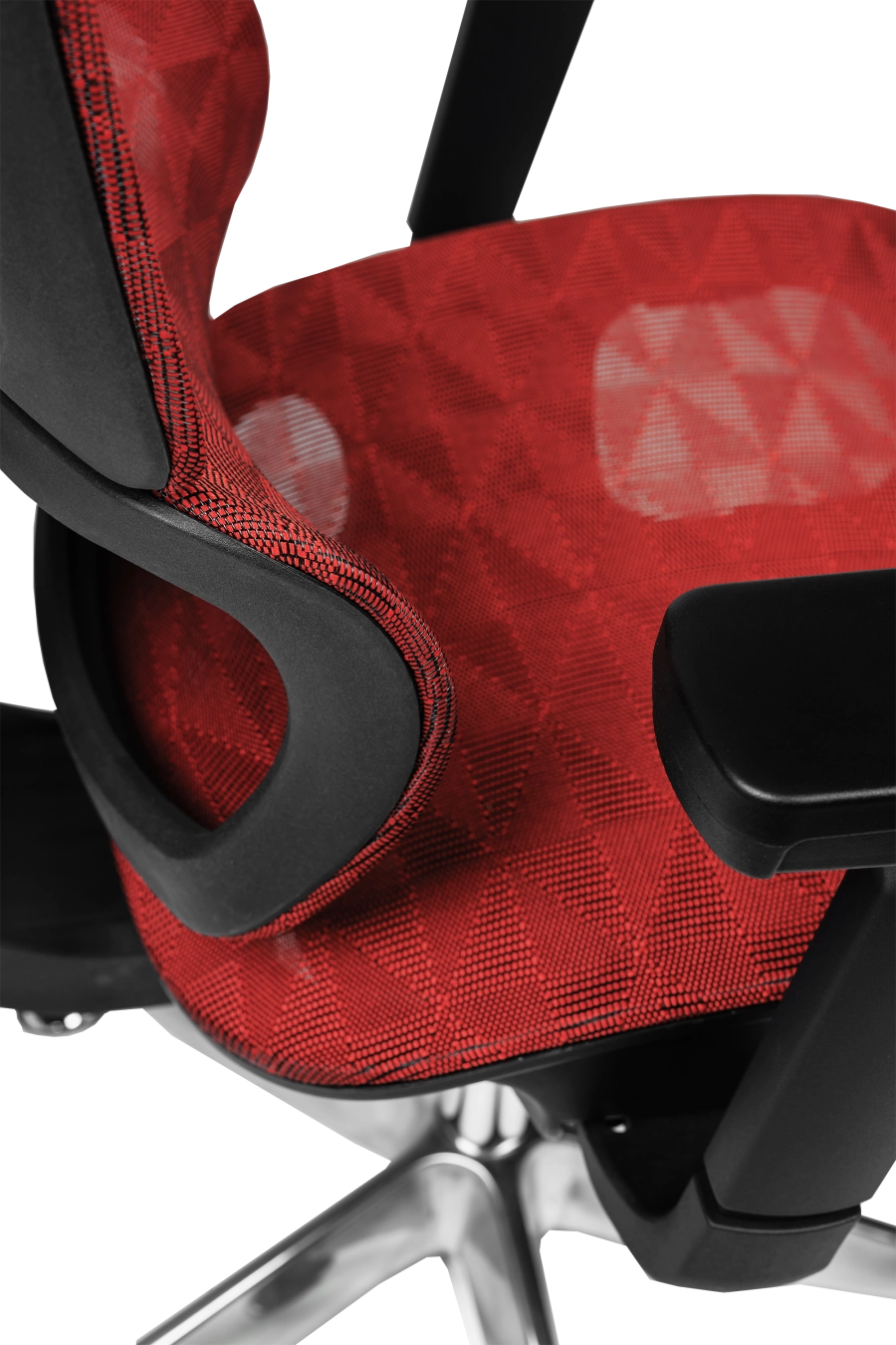 Porto: Conceput pentru reglaje la îndemână, CUSTÓ Porto combină șezutul și spătarul din plasă elastomerică ce mențin un microclimat plăcut chiar și în zilele toride. Tetiera 3D se adaptează înălțimii și unghiului capului, iar cotierele 3D permit setarea pe înălțime, adâncime și rotație. Baza rotativă ușoară și roțile din poliuretan rulează silențios, protejând pardoseala. Accentele roșii dinamizează biroul, transformând fotoliul într-un element de design care inspiră energie și creativitate.