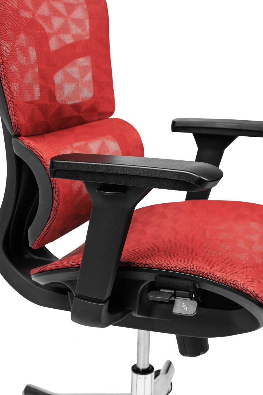 Porto: Conceput pentru reglaje la îndemână, CUSTÓ Porto combină șezutul și spătarul din plasă elastomerică ce mențin un microclimat plăcut chiar și în zilele toride. Tetiera 3D se adaptează înălțimii și unghiului capului, iar cotierele 3D permit setarea pe înălțime, adâncime și rotație. Baza rotativă ușoară și roțile din poliuretan rulează silențios, protejând pardoseala. Accentele roșii dinamizează biroul, transformând fotoliul într-un element de design care inspiră energie și creativitate.