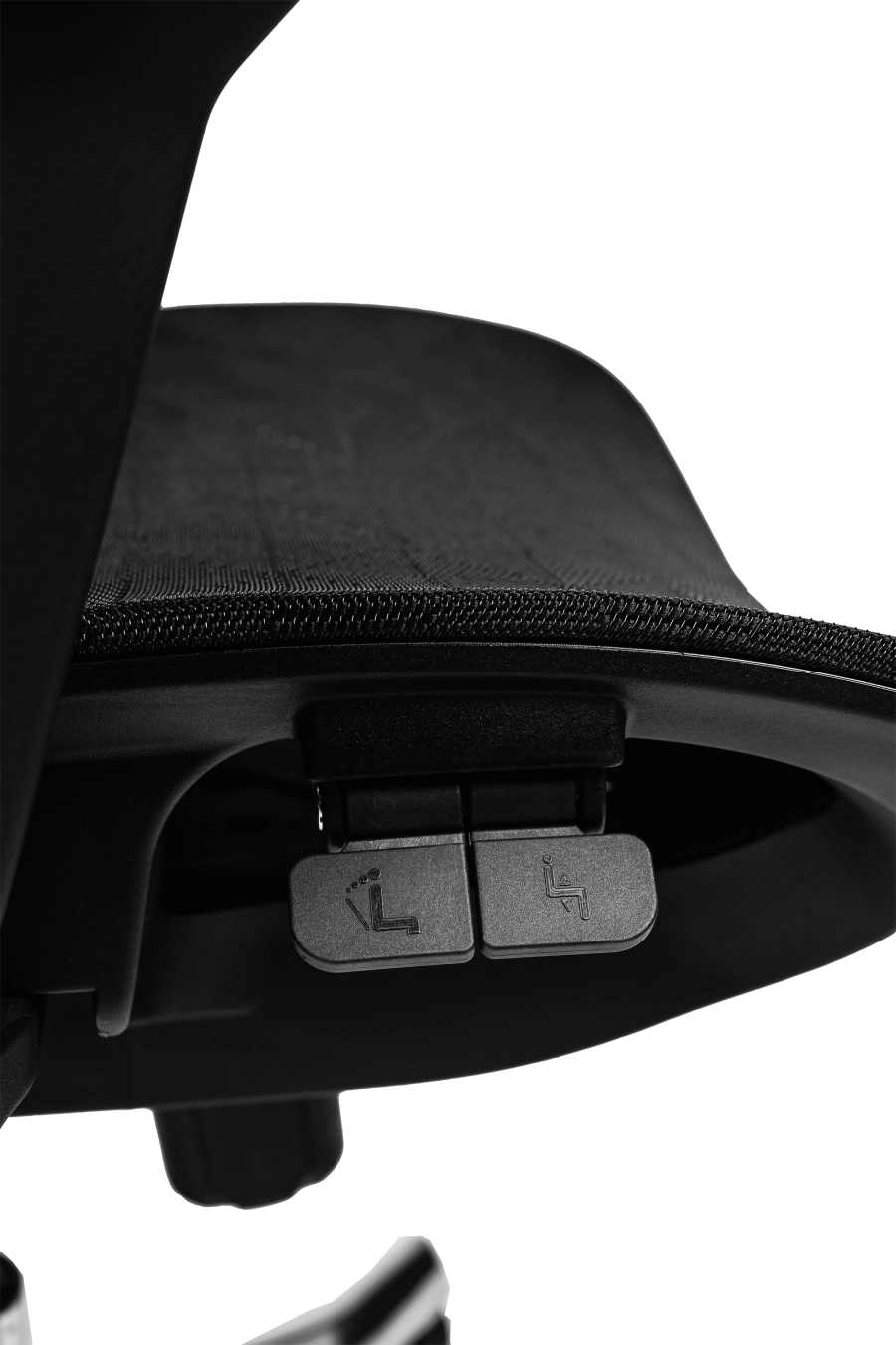 Porto: Conceput pentru reglaje la îndemână, CUSTÓ Porto combină șezutul și spătarul din plasă elastomerică ce mențin un microclimat plăcut chiar și în zilele toride. Tetiera 3D se adaptează înălțimii și unghiului capului, iar cotierele 3D permit setarea pe înălțime, adâncime și rotație. Baza rotativă ușoară și roțile din poliuretan rulează silențios, protejând pardoseala. O alegere ideală pentru birouri executive care cer funcționalitate maximă într-un look sobru.