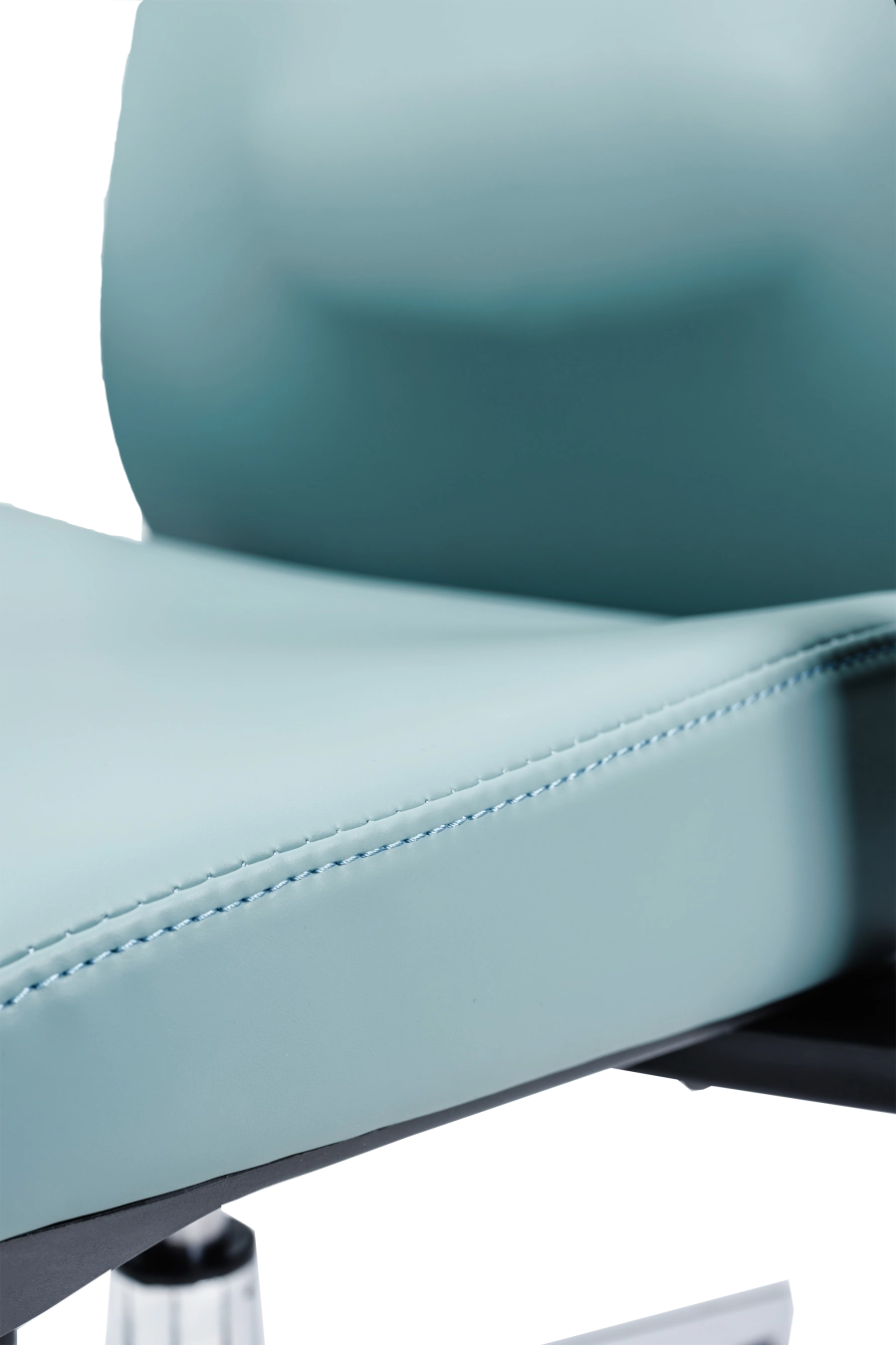 Lisabona: Pentru un plus de rafinament, CUSTÓ Lisabona îmbracă șezutul și spătarul în piele artificială siliconată de culoare turcoaz, ușor de întreținut și plăcută vizual. Suportul lombar reglabil și tetiera 2D aliniază coloana și zona cervicală, reducând tensiunea acumulată de-a lungul zilei. Șezutul glisant și mecanismul sincron asigură distribuirea uniformă a presiunii. Cotierele 3D oferă flexibilitate totală, susținând antebrațele la înălțimea optimă. Roțile din poliuretan se mișcă silențios, fără urme, pe orice pardoseală. Un scaun statement pentru spații moderne care cer ergonomie și personalitate.