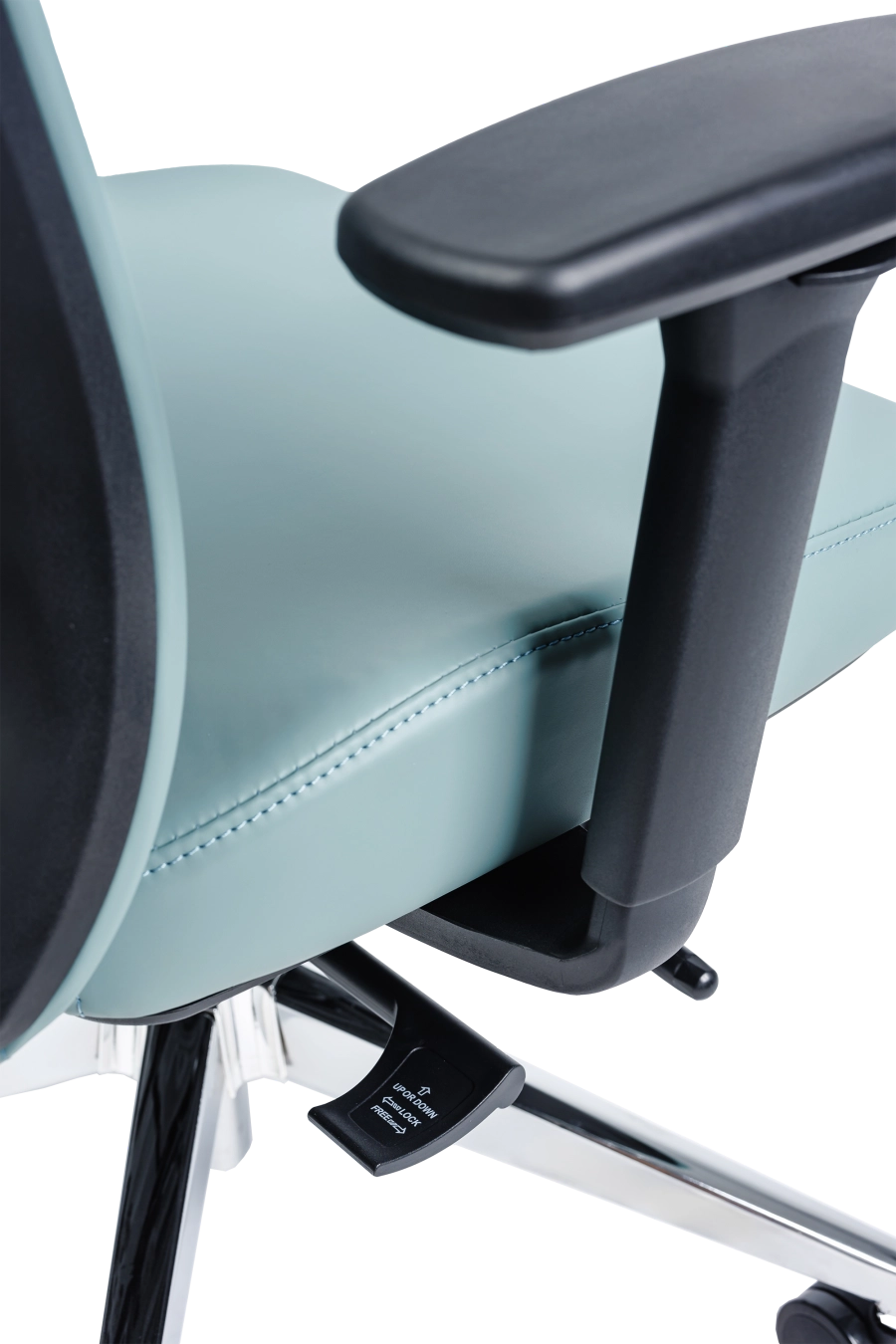Lisabona: Pentru un plus de rafinament, CUSTÓ Lisabona îmbracă șezutul și spătarul în piele artificială siliconată de culoare turcoaz, ușor de întreținut și plăcută vizual. Suportul lombar reglabil și tetiera 2D aliniază coloana și zona cervicală, reducând tensiunea acumulată de-a lungul zilei. Șezutul glisant și mecanismul sincron asigură distribuirea uniformă a presiunii. Cotierele 3D oferă flexibilitate totală, susținând antebrațele la înălțimea optimă. Roțile din poliuretan se mișcă silențios, fără urme, pe orice pardoseală. Un scaun statement pentru spații moderne care cer ergonomie și personalitate.