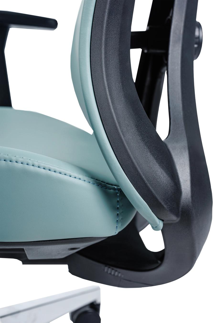 Lisabona: Pentru un plus de rafinament, CUSTÓ Lisabona îmbracă șezutul și spătarul în piele artificială siliconată de culoare turcoaz, ușor de întreținut și plăcută vizual. Suportul lombar reglabil și tetiera 2D aliniază coloana și zona cervicală, reducând tensiunea acumulată de-a lungul zilei. Șezutul glisant și mecanismul sincron asigură distribuirea uniformă a presiunii. Cotierele 3D oferă flexibilitate totală, susținând antebrațele la înălțimea optimă. Roțile din poliuretan se mișcă silențios, fără urme, pe orice pardoseală. Un scaun statement pentru spații moderne care cer ergonomie și personalitate.