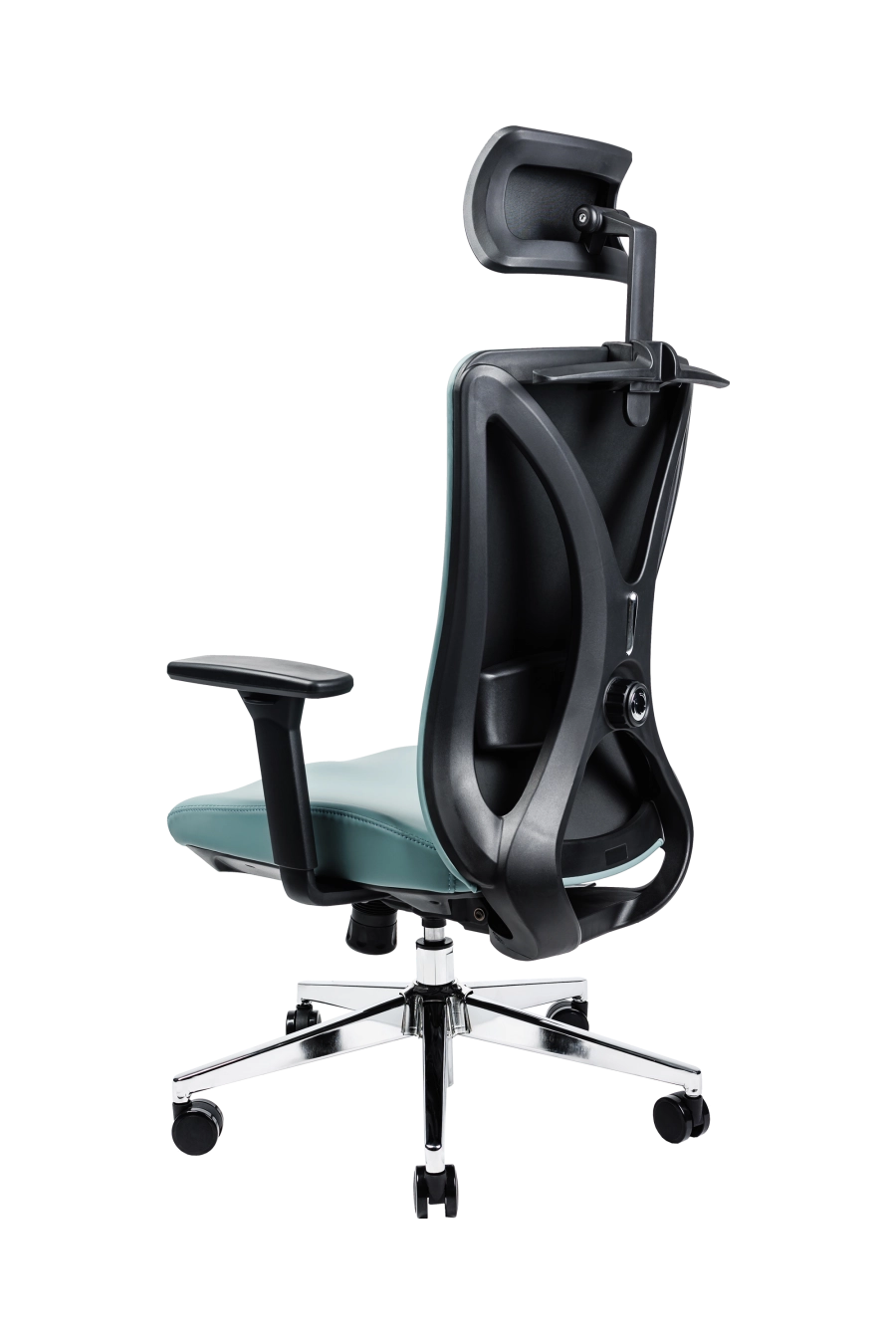 Lisabona: Pentru un plus de rafinament, CUSTÓ Lisabona îmbracă șezutul și spătarul în piele artificială siliconată de culoare turcoaz, ușor de întreținut și plăcută vizual. Suportul lombar reglabil și tetiera 2D aliniază coloana și zona cervicală, reducând tensiunea acumulată de-a lungul zilei. Șezutul glisant și mecanismul sincron asigură distribuirea uniformă a presiunii. Cotierele 3D oferă flexibilitate totală, susținând antebrațele la înălțimea optimă. Roțile din poliuretan se mișcă silențios, fără urme, pe orice pardoseală. Un scaun statement pentru spații moderne care cer ergonomie și personalitate.