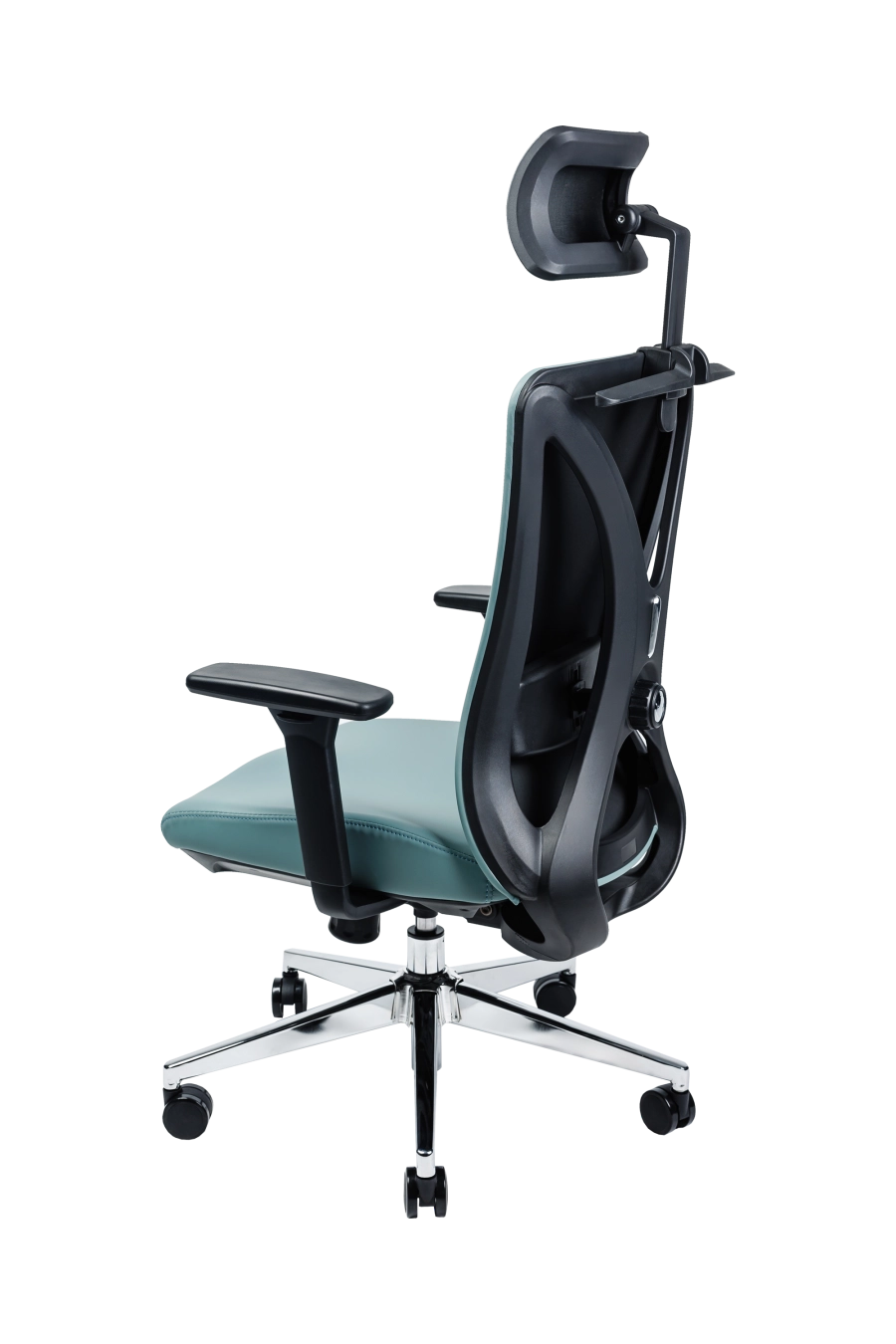Lisabona: Pentru un plus de rafinament, CUSTÓ Lisabona îmbracă șezutul și spătarul în piele artificială siliconată de culoare turcoaz, ușor de întreținut și plăcută vizual. Suportul lombar reglabil și tetiera 2D aliniază coloana și zona cervicală, reducând tensiunea acumulată de-a lungul zilei. Șezutul glisant și mecanismul sincron asigură distribuirea uniformă a presiunii. Cotierele 3D oferă flexibilitate totală, susținând antebrațele la înălțimea optimă. Roțile din poliuretan se mișcă silențios, fără urme, pe orice pardoseală. Un scaun statement pentru spații moderne care cer ergonomie și personalitate.