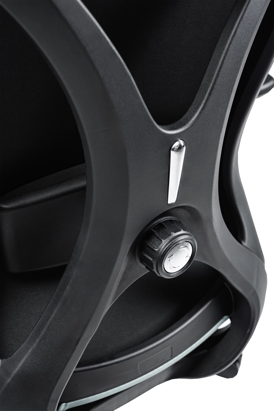 Lisabona: Pentru un plus de rafinament, CUSTÓ Lisabona îmbracă șezutul și spătarul în piele artificială siliconată de culoare turcoaz, ușor de întreținut și plăcută vizual. Suportul lombar reglabil și tetiera 2D aliniază coloana și zona cervicală, reducând tensiunea acumulată de-a lungul zilei. Șezutul glisant și mecanismul sincron asigură distribuirea uniformă a presiunii. Cotierele 3D oferă flexibilitate totală, susținând antebrațele la înălțimea optimă. Roțile din poliuretan se mișcă silențios, fără urme, pe orice pardoseală. Un scaun statement pentru spații moderne care cer ergonomie și personalitate.