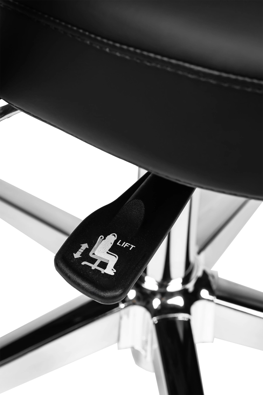 Milano: CUSTÓ Milano adoptă minimalismul pielii artificiale negre, oferind un aspect sobru și profesional. Șezutul ergonomic și spătarul înalt susțin postura corectă, iar cotierele fixe păstrează antebrațele într-un unghi natural. Mecanismul de balans permite pauze rapide de destindere, prevenind rigiditatea musculară. Baza rotativă ușoară și roțile din poliuretan asigură mobilitate lină în spațiul de lucru. Rezistența materialelor face față utilizării zilnice intense, fiind alegerea potrivită pentru săli de ședință sau recepții executive.